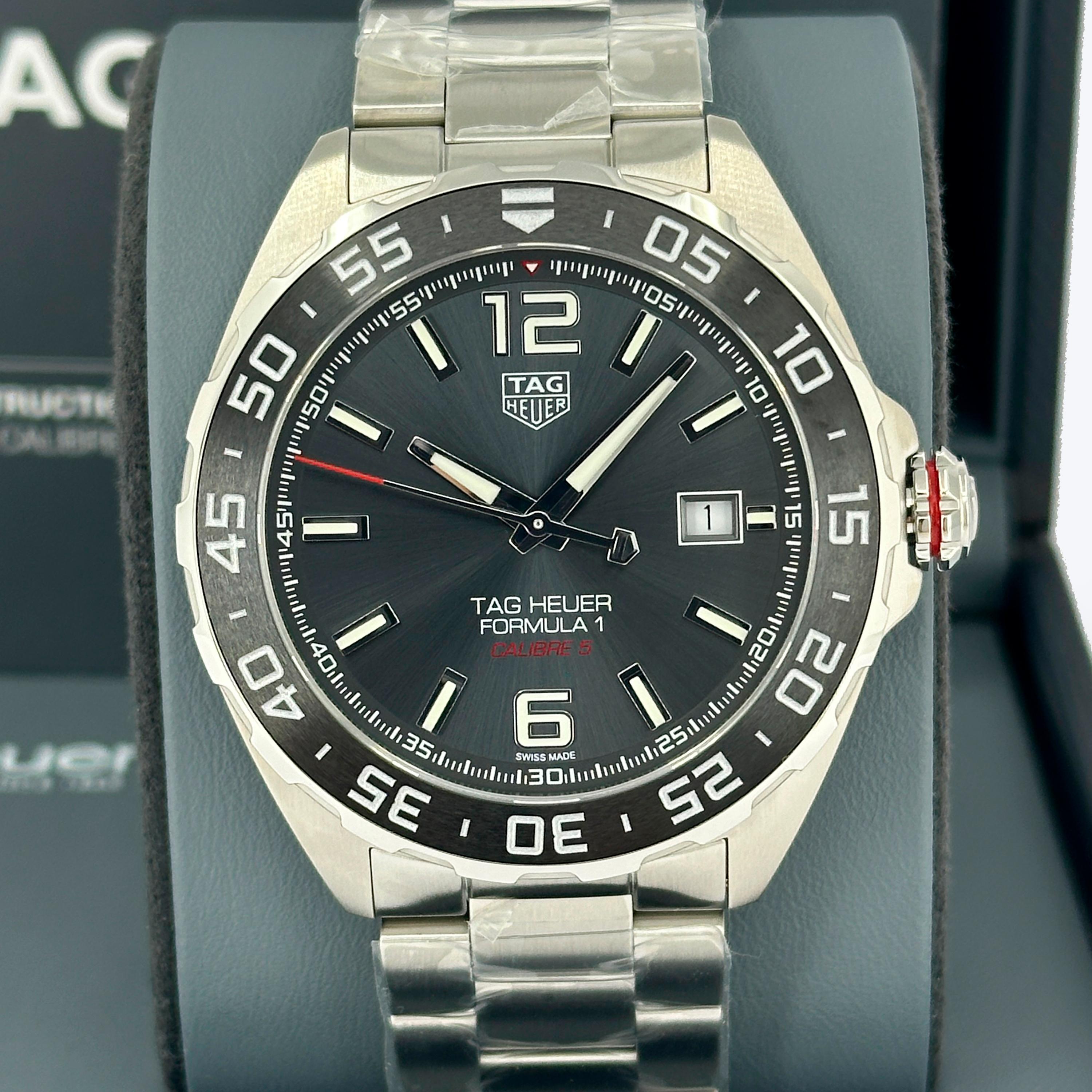 TAG Heuer Formula 1 Automatic WAZ2011.BA0842 - 43 mm Stahl, Keramiklünette, anthrazitgraues Zifferblatt, verbindet das Adrenalin des Motorsports mit der Raffinesse der Schweizer Uhrmacherkunst. Das 43-mm-Edelstahlgehäuse wird durch eine einseitig