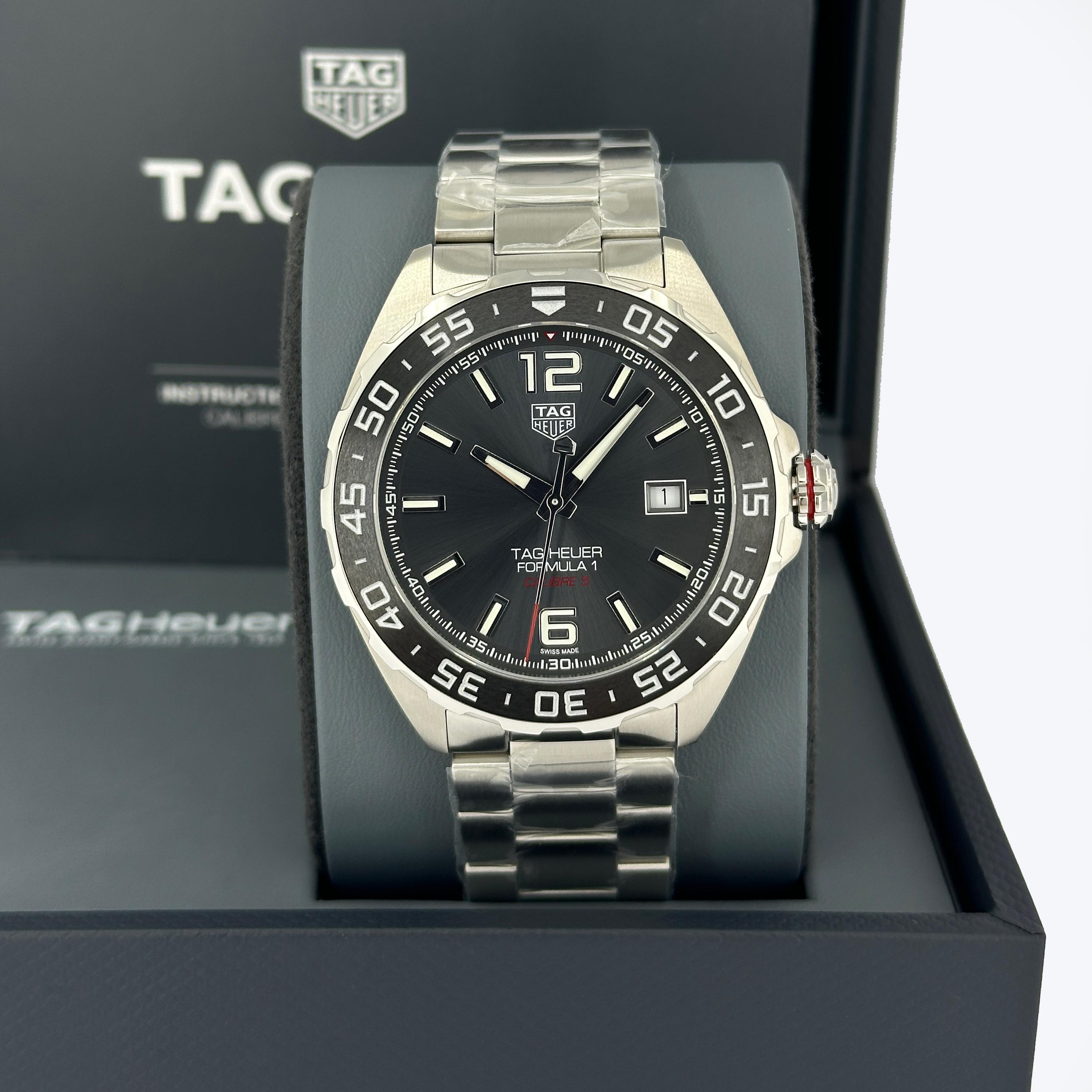 Ungetragene TAG Heuer Formula 1 Date Referenznummer WAZ2011.BA0842, Komplettset, 2025 im Zustand „Neu“ im Angebot in New York, NY