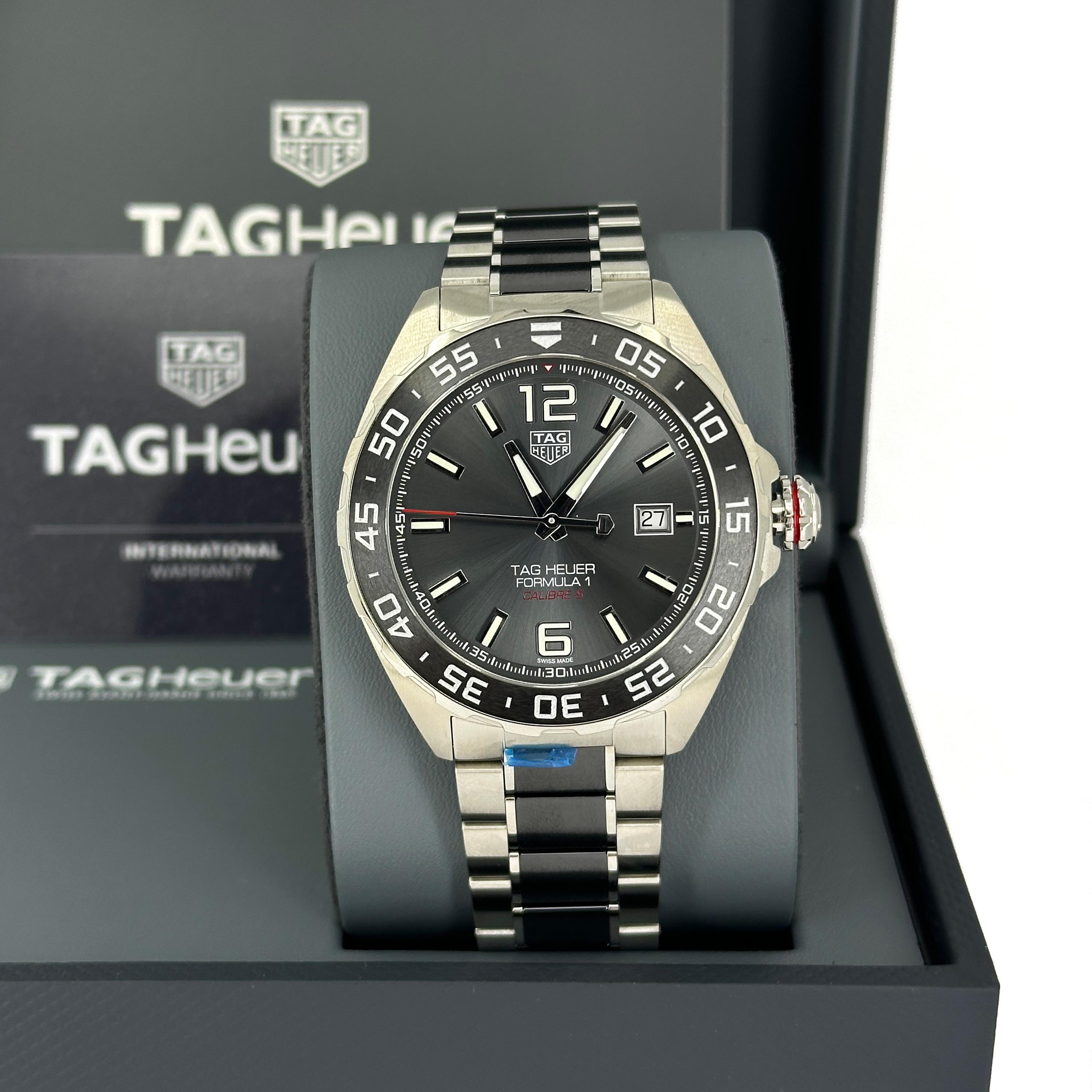 TAG Heuer Formula 1 Automatic WAZ2011.BA0843 - 43 mm Stahl & Keramik, graues Sonnenschliff-Zifferblatt, Kaliber 5, bringt den Motorsportgeist der Marke in einen robusten, alltagstauglichen Zeitmesser. Das 43-mm-Edelstahlgehäuse ist mit einer