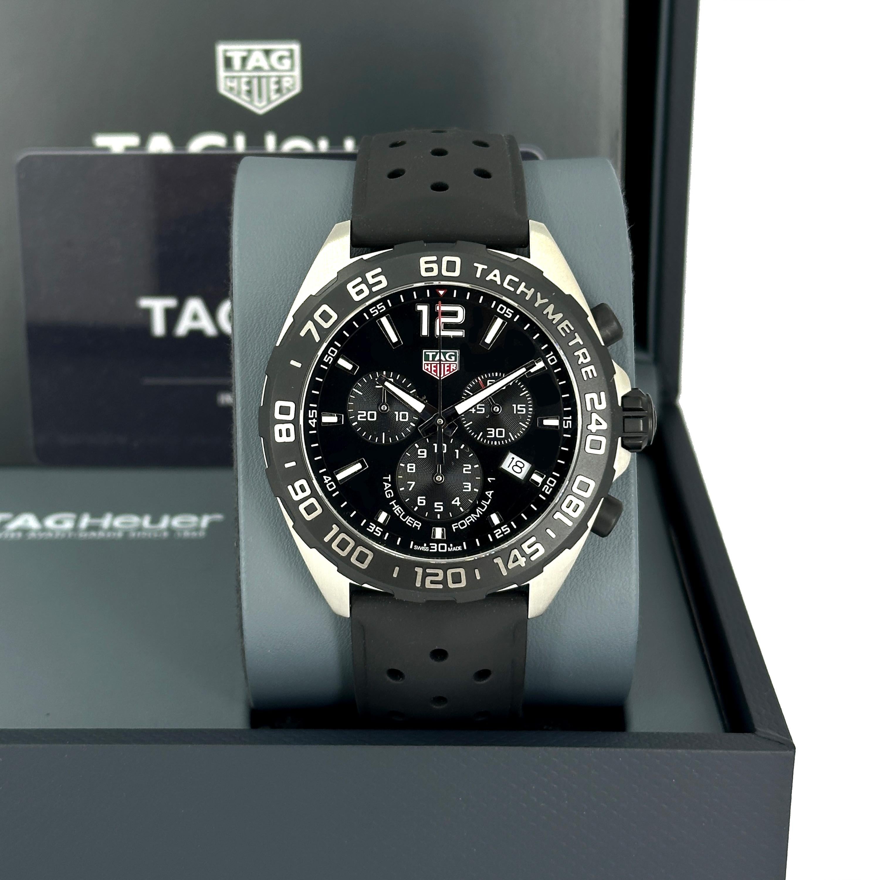 Der TAG Heuer Formula 1 Chronograph (Ref. CAZ1010.FT8024) verkörpert den Rennsportgeist der Marke in einem kühnen, funktionalen Design. Ihr 43-mm-Edelstahlgehäuse ist mit einer schwarzen PVD-beschichteten, feststehenden Tachymeterlünette und einem