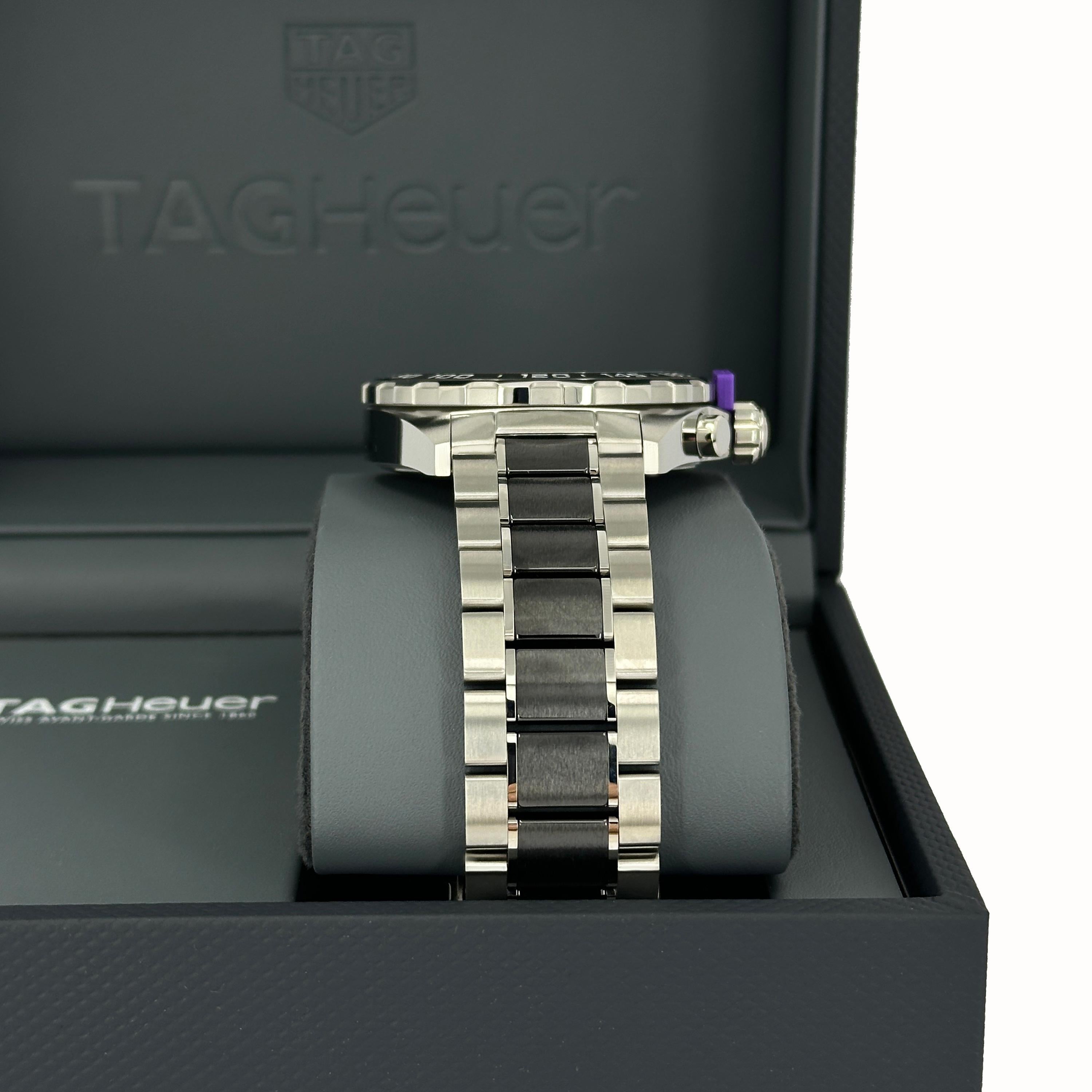 Le chronographe TAG Heuer Formula 1 (Réf. CAZ1011.BA0843) capture l'ADN de course de la marque dans un design audacieux et polyvalent de 43 mm. Son boîtier en acier inoxydable brossé est rehaussé d'une lunette tachymétrique en céramique noire,