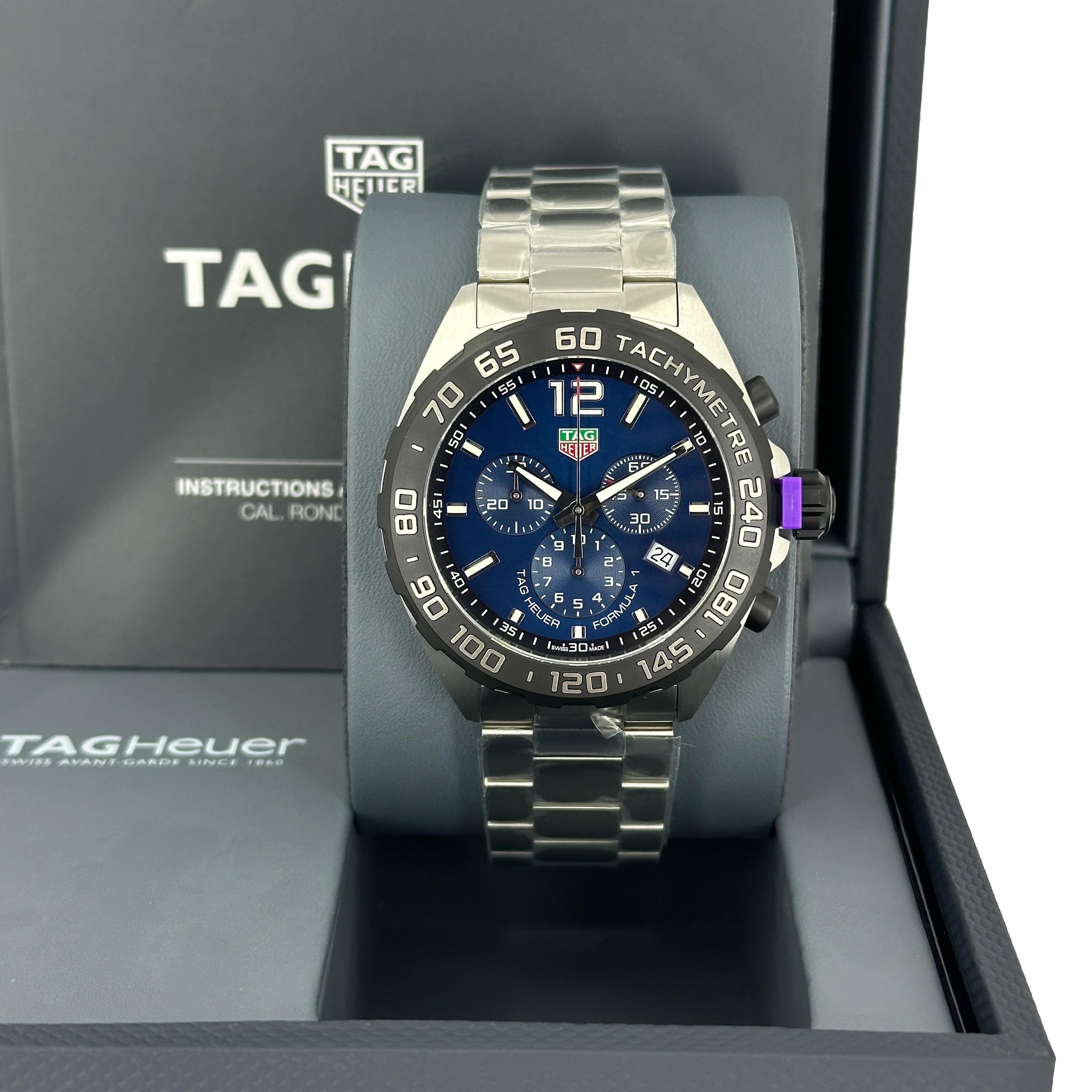 Le chronographe TAG Heuer Formula 1 (Réf. CAZ101AV.BA0842) est une montre audacieuse, inspirée du sport automobile, qui allie durabilité et précision suisse. Son boîtier en acier inoxydable de 43 mm est associé à une lunette tachymétrique noire et à