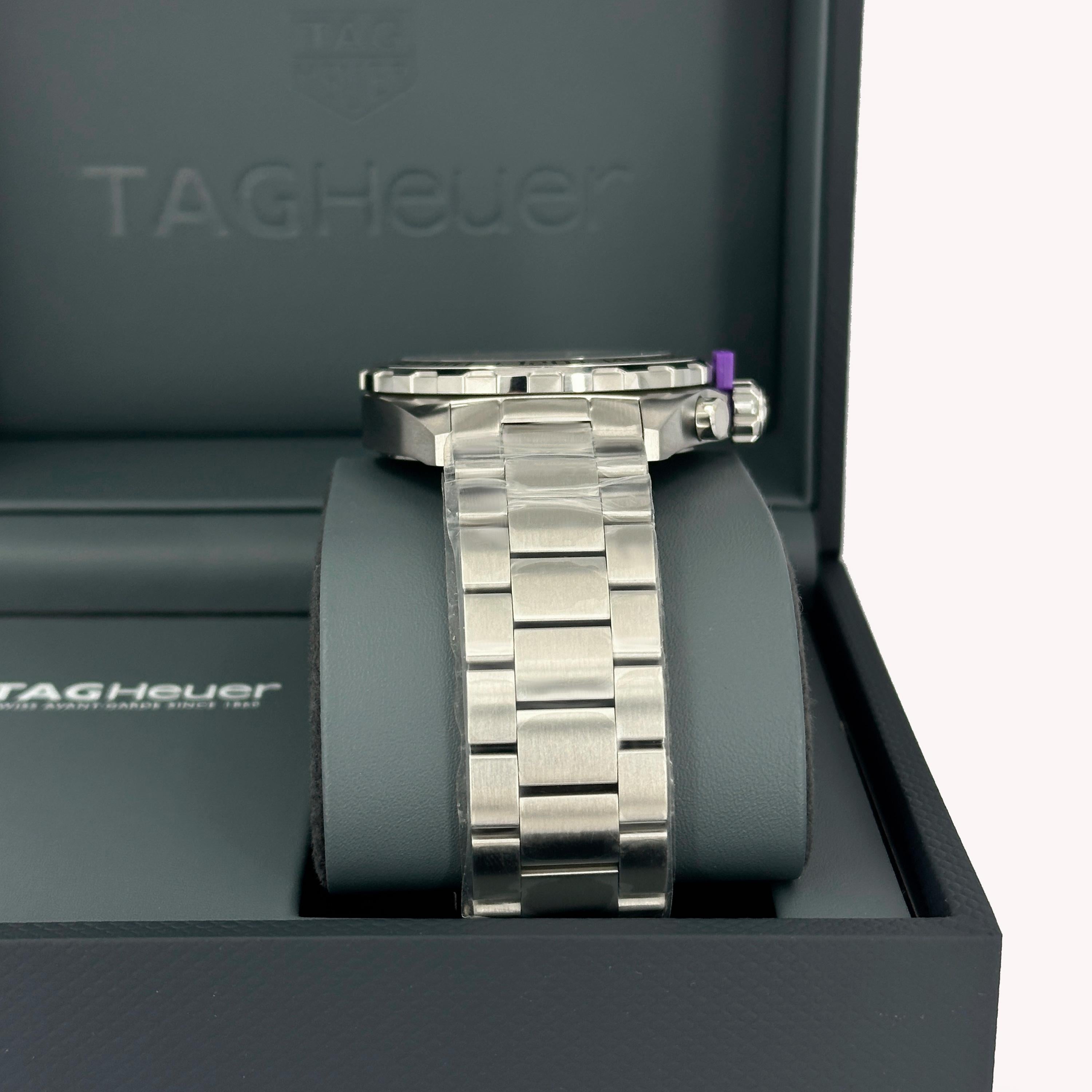 Der TAG Heuer Formula 1 Chronograph (Ref. CAZ101K.BA0842) ist eine kühne Sportuhr, die die Rennsport-DNA von TAG Heuer mit der Vielseitigkeit des Alltags verbindet. Ihr 43-mm-Edelstahlgehäuse ist mit einer festen Tachymeterlünette und einem robusten