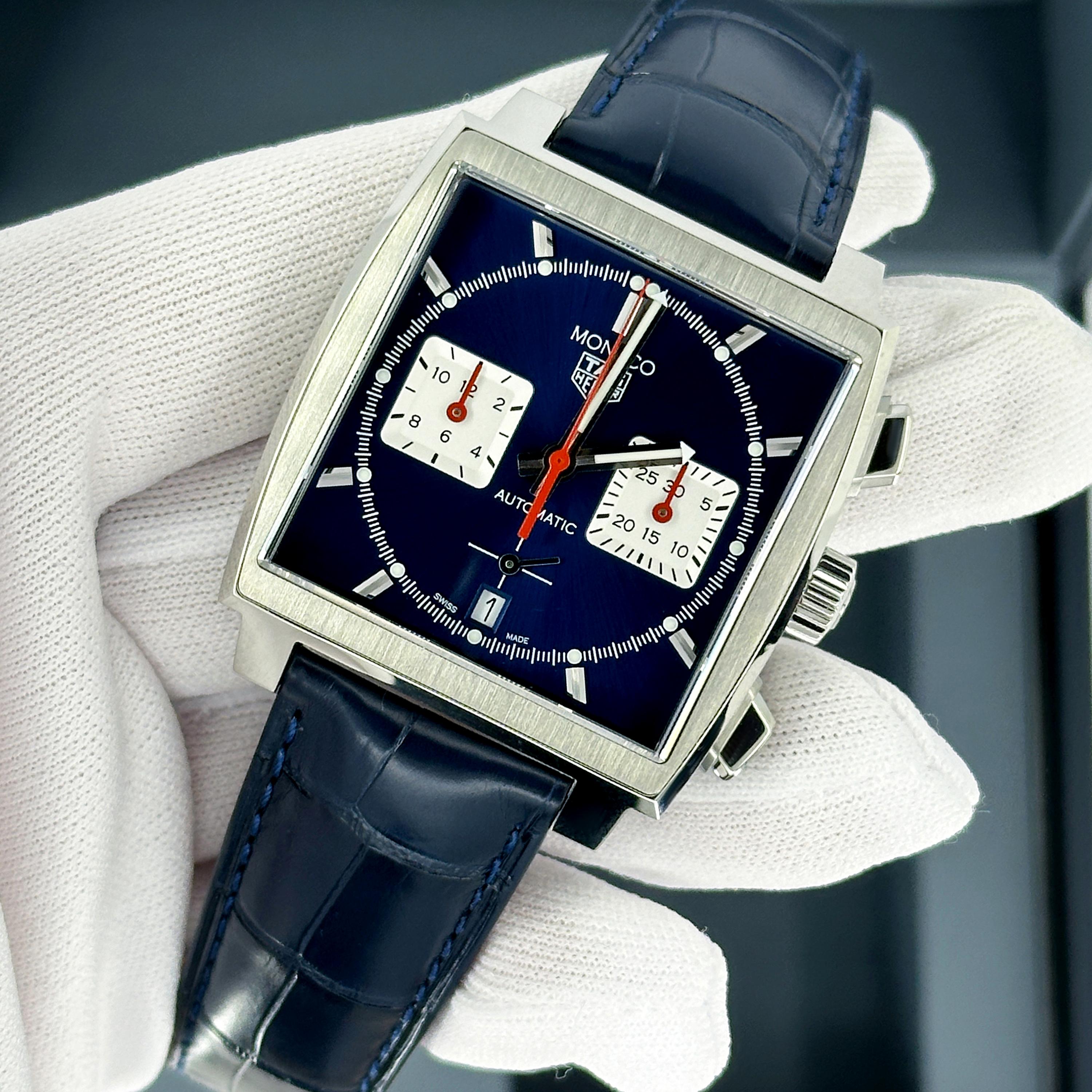 Der TAG Heuer Monaco Chronograph (Ref. CBL2111.FC6453) ist eine moderne Weiterentwicklung eines der kultigsten Chronographen, die je hergestellt wurden. Die Monaco ist an ihrem quadratischen 39-mm-Edelstahlgehäuse sofort zu erkennen. Sie ist eine
