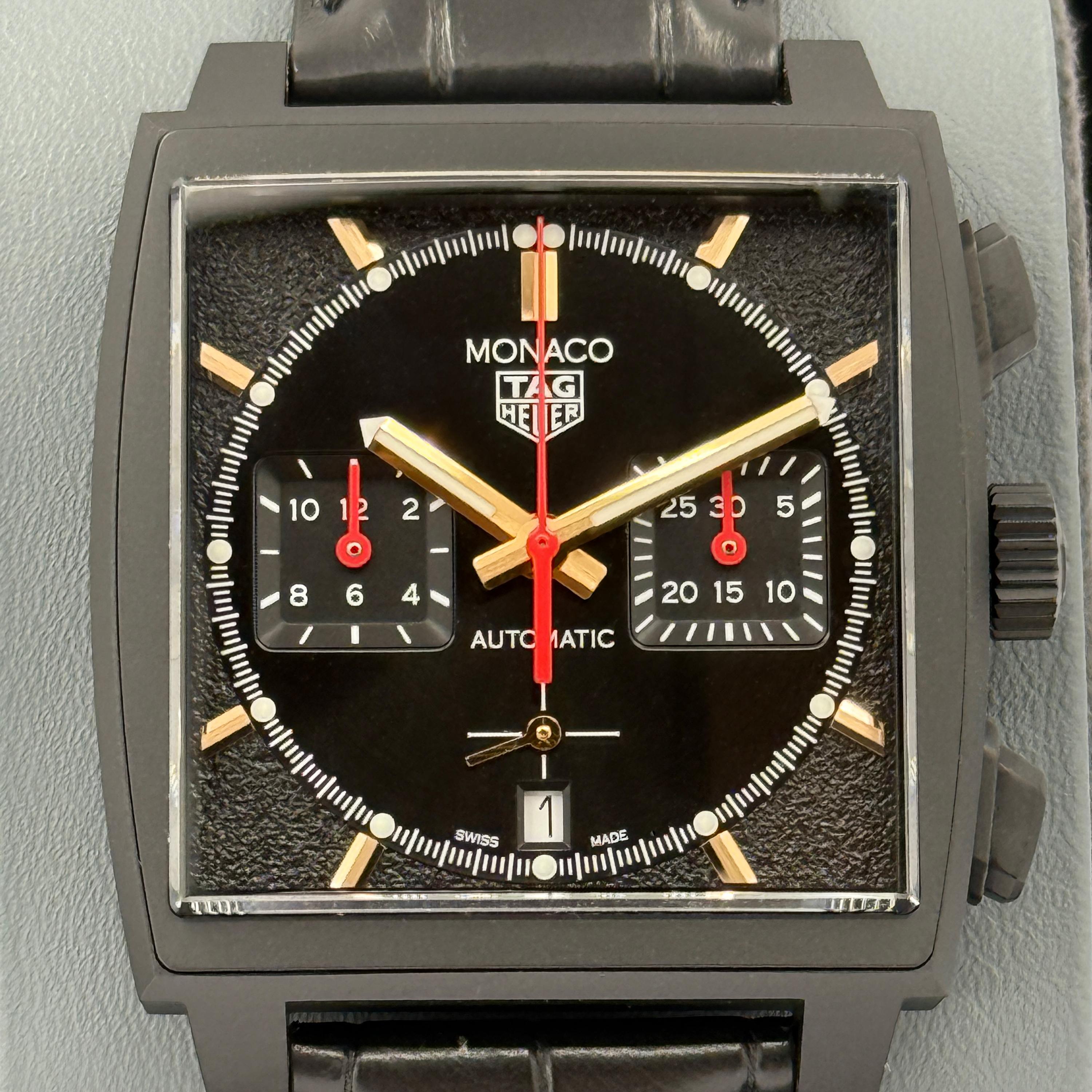El TAG Heuer Monaco Edición Especial (Ref. CBL2180.FC6497) reimagina uno de los cronógrafos más emblemáticos de la relojería con un toque atrevido y contemporáneo. Su caja cuadrada de 39 mm, fabricada en titanio ligero con revestimiento de DLC