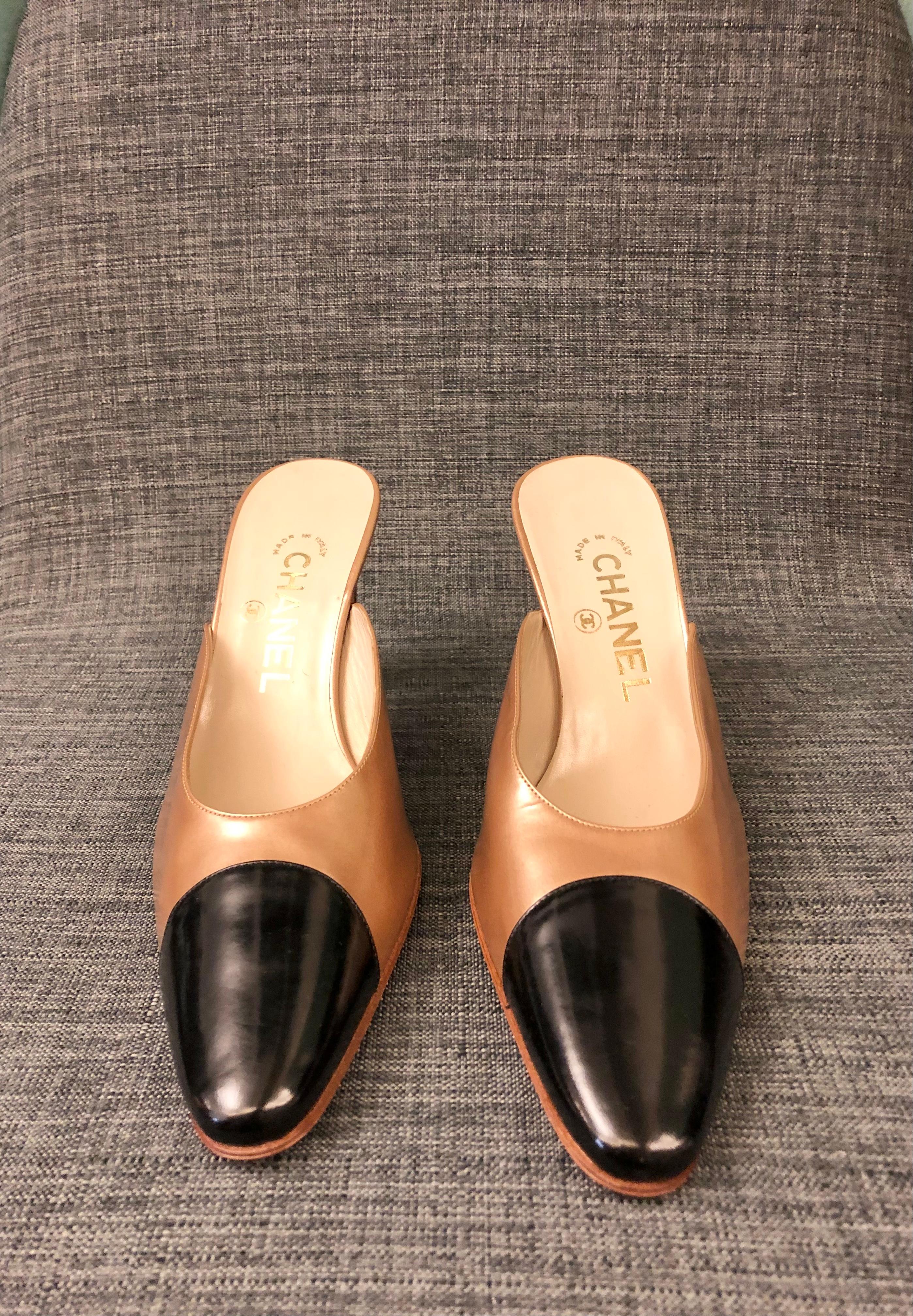 - Unworn vintage 90s Chanel bi toned bronze/black patent heels 

- Size 38.5 