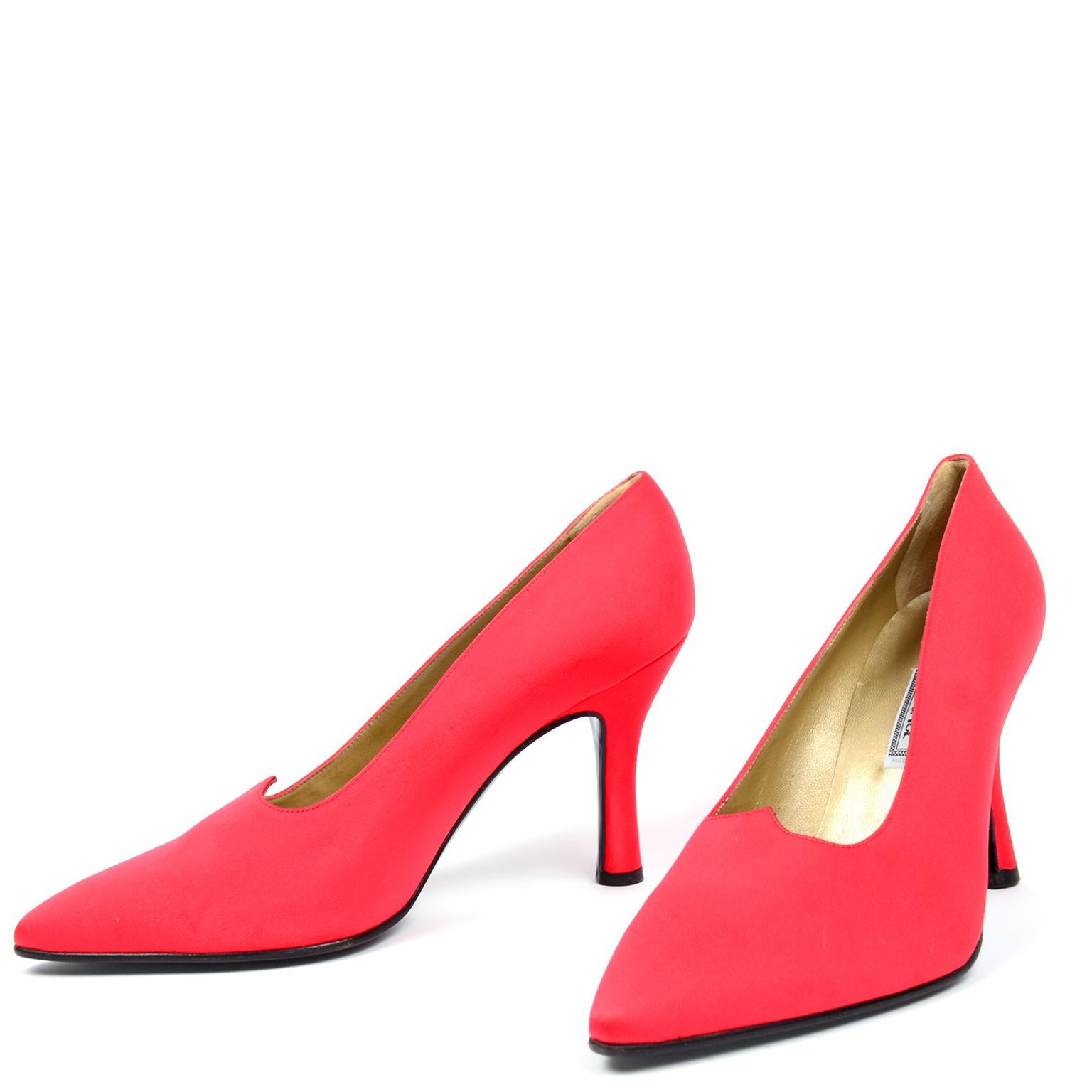 Unworn Vintage Gianni Versace Pointed Toe Red Shoes w Heels In New Condition In Portland, OR