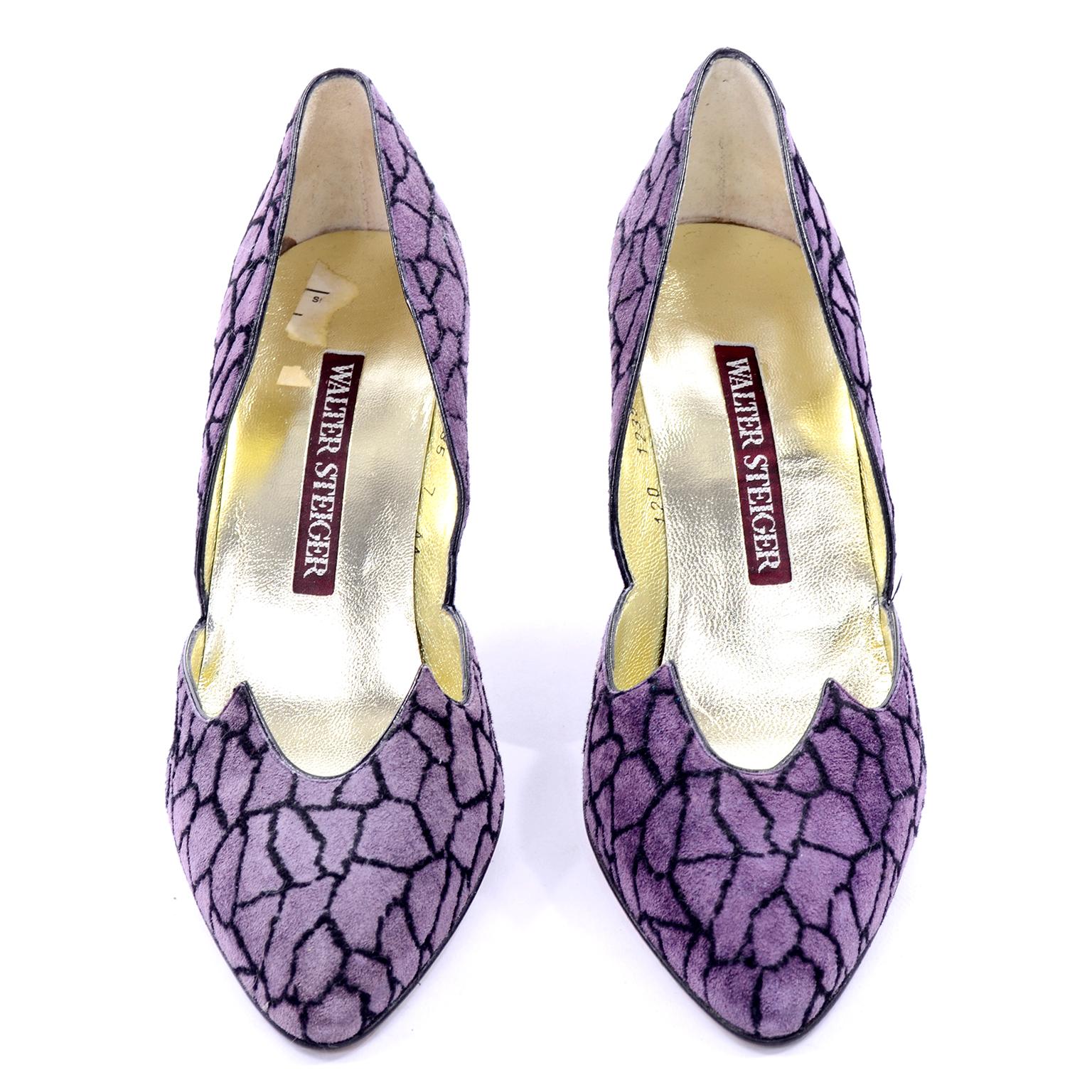 Nous sommes obsédés par les chaussures vintage de Walter Steiger !  Ces talons en daim violet ont une empeigne spectaculaire avec des découpes nettes et un motif de girafe ou de galet abstrait noir. Taille 7AA. Fabriquées en Italie. Jamais porté !