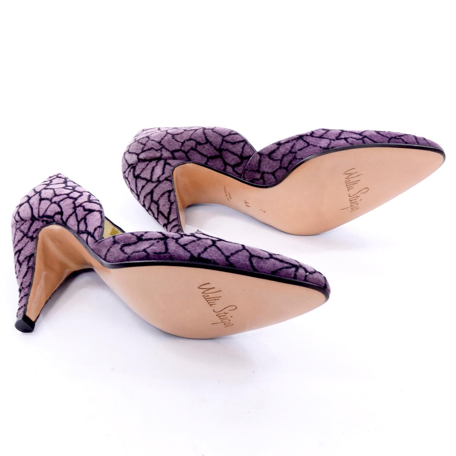 Walter Steiger - Chaussures vintage non portées en daim violet et noir avec talons de 8,9 cm 7AA en vente 3