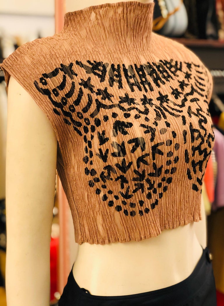 - Rare and unique vintage 90s Issey Miyake pattern cropped top in beige. 

- Size M. 

- 100% polyester. 

