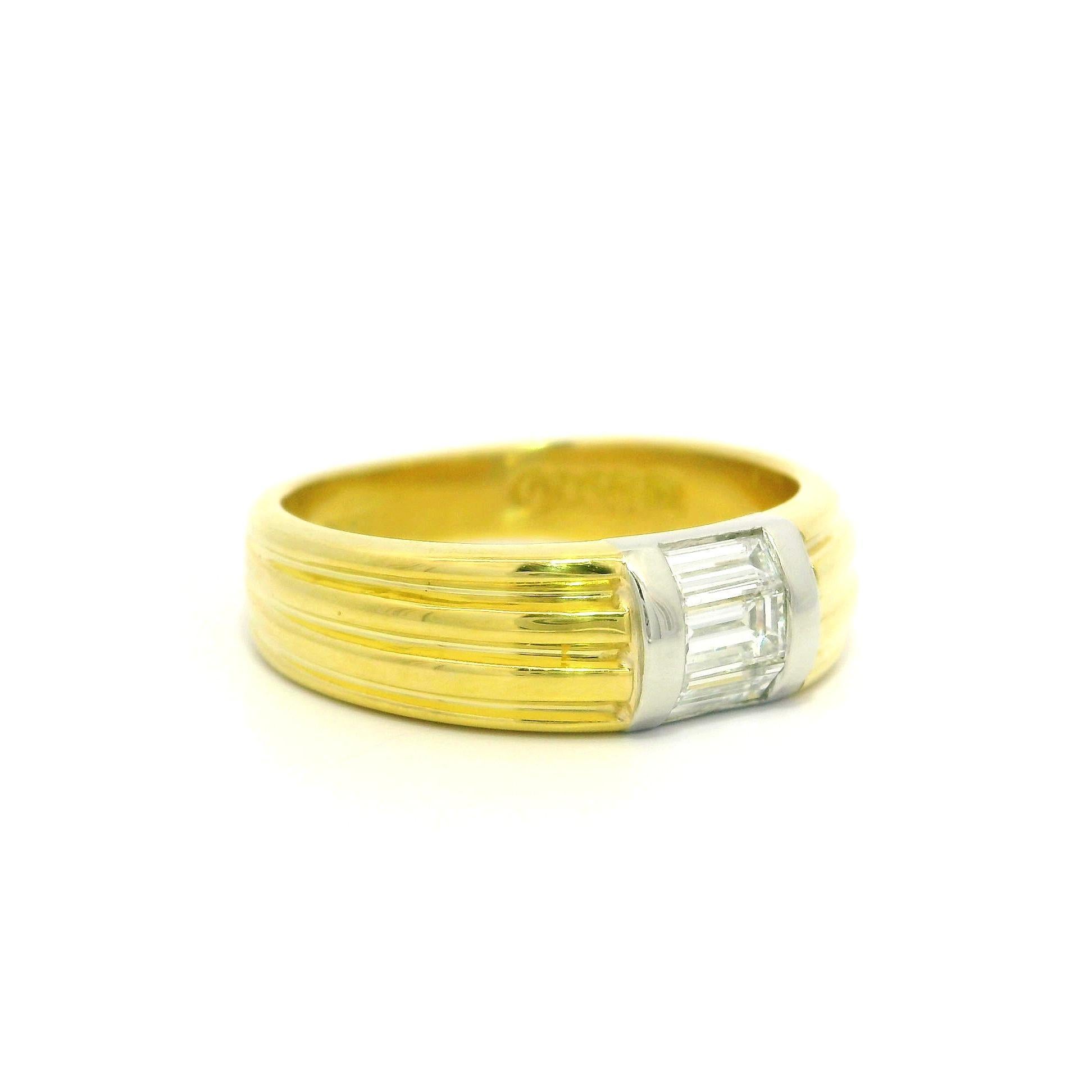 -Stein(e): -
(3) Natürliche echte Diamanten - gerader Baguetteschliff - Kanalfassung - Farbe G - Reinheit VVS2 - 0,32ctw (ca.)

MATERIAL: Massives 18k Gelbgold mit Platin Zentrum
Gesamtgewicht:  8,27 Gramm
Gesamtbreite: 6,4 (0,25