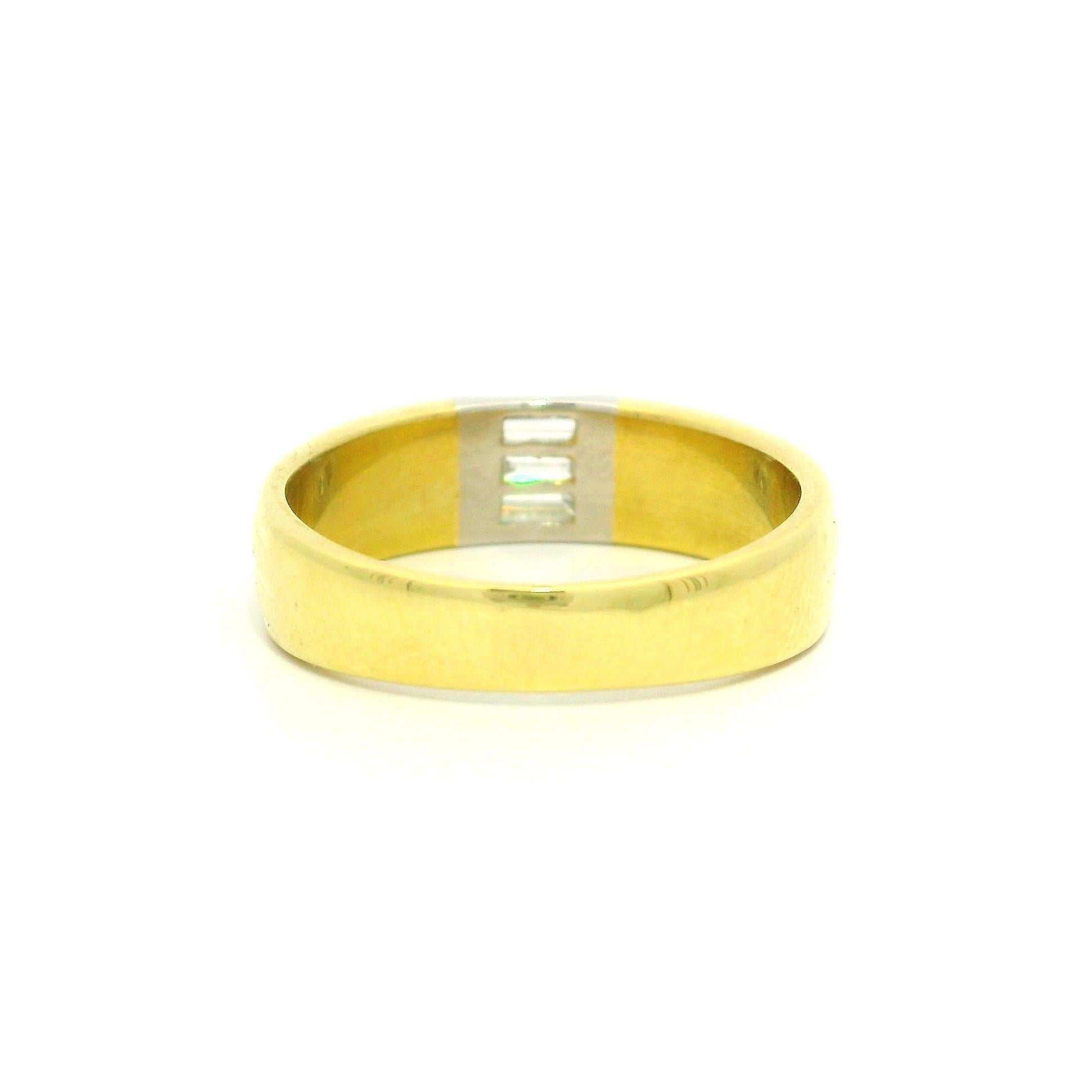UOMO 18k Gelbgold & Platin .32ct Baguette Channel Diamond Grooved Band Ring (Baguetteschliff) im Angebot
