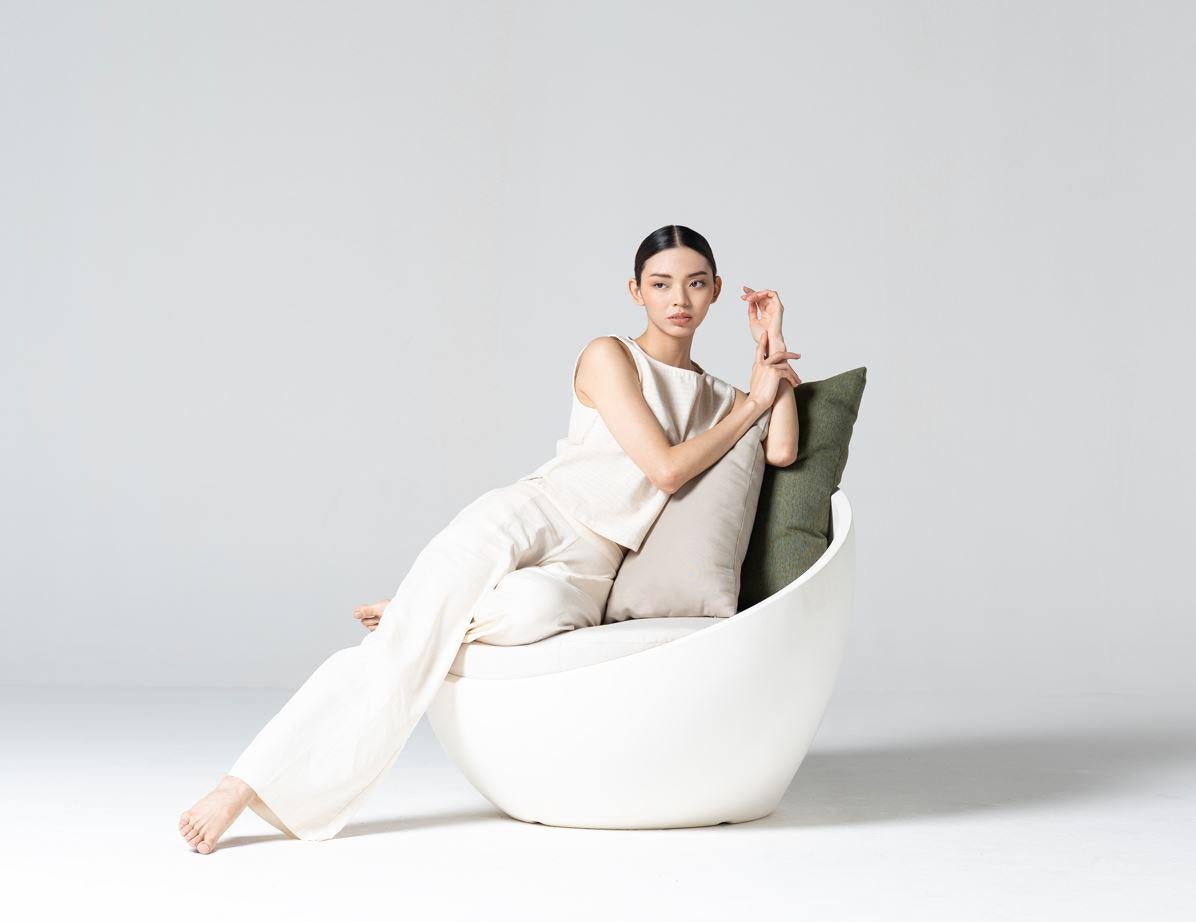Cette chaise au design unique s'inspire de la forme organique et curviligne d'un œuf. Fabriqué avec une esthétique élégante et moderne,  allie harmonieusement confort et style.

La coque extérieure de la chaise imite la surface lisse d'un œuf, avec
