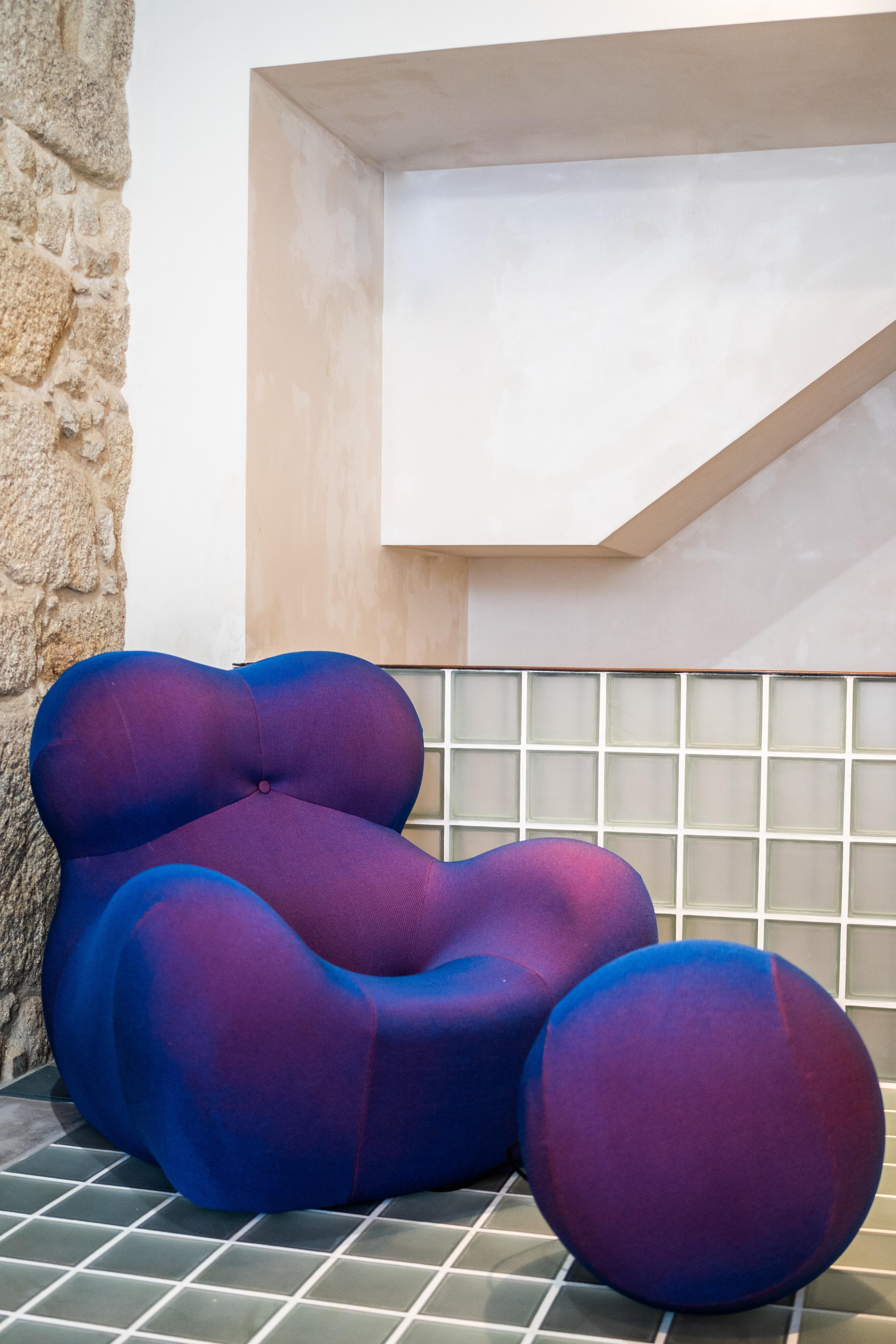 The Big Mama chair and ottoman designed by Gaetano Pesce in 1969 for B&B Italia. Up 2000 serie. 
The bulbous-shaped chair, with its connected ottoman, loosely resembles a silhouette of a well-endowed woman.
Exellent condition.
Beutiful violet