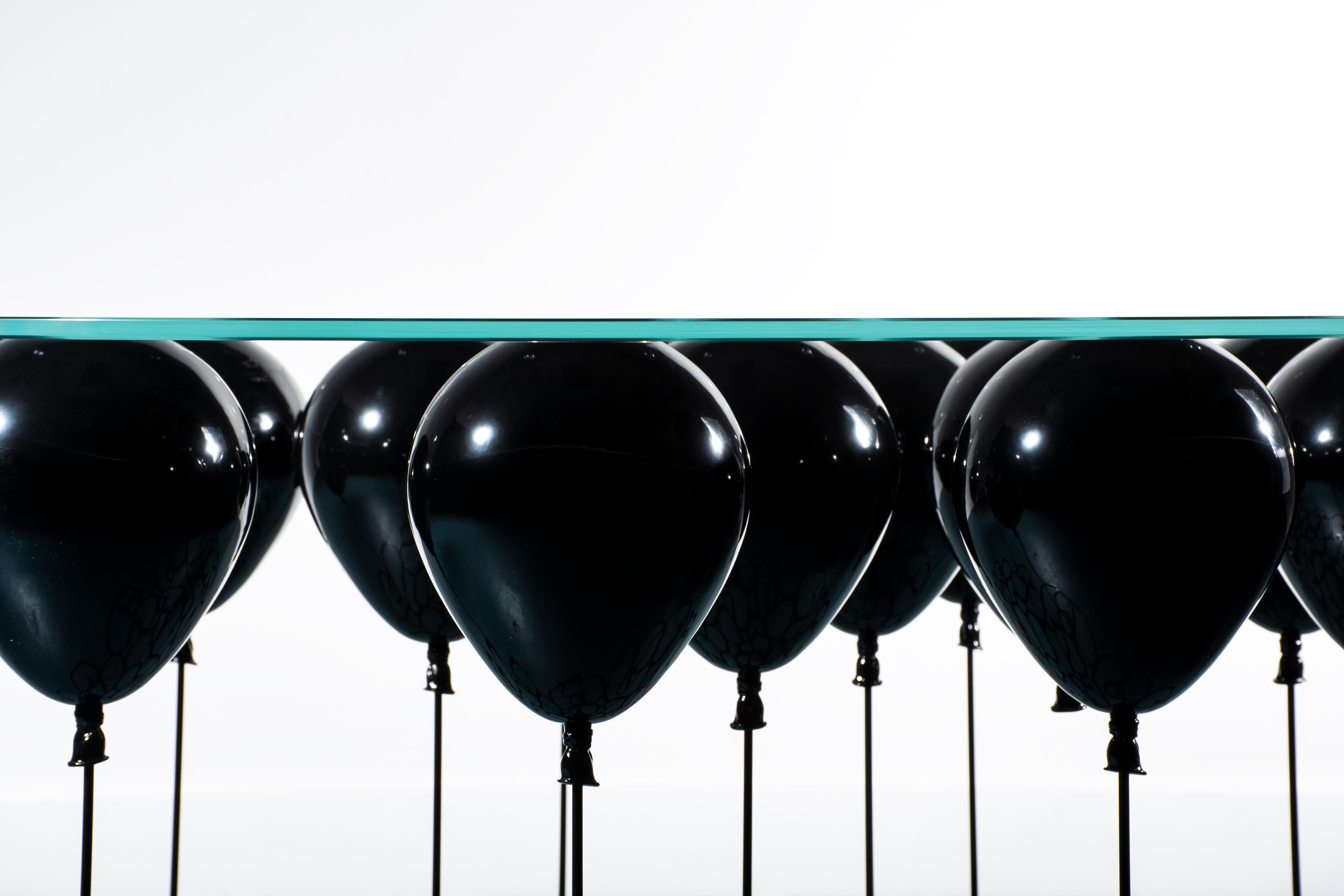 Pour ceux qui préfèrent un divertissement un peu plus sombre, The Up ! La table basse Balloon du célèbre designer britannique Christopher Duffy est devenue macabre avec une finition noire brillante, disponible à la fois sur les ballons et les