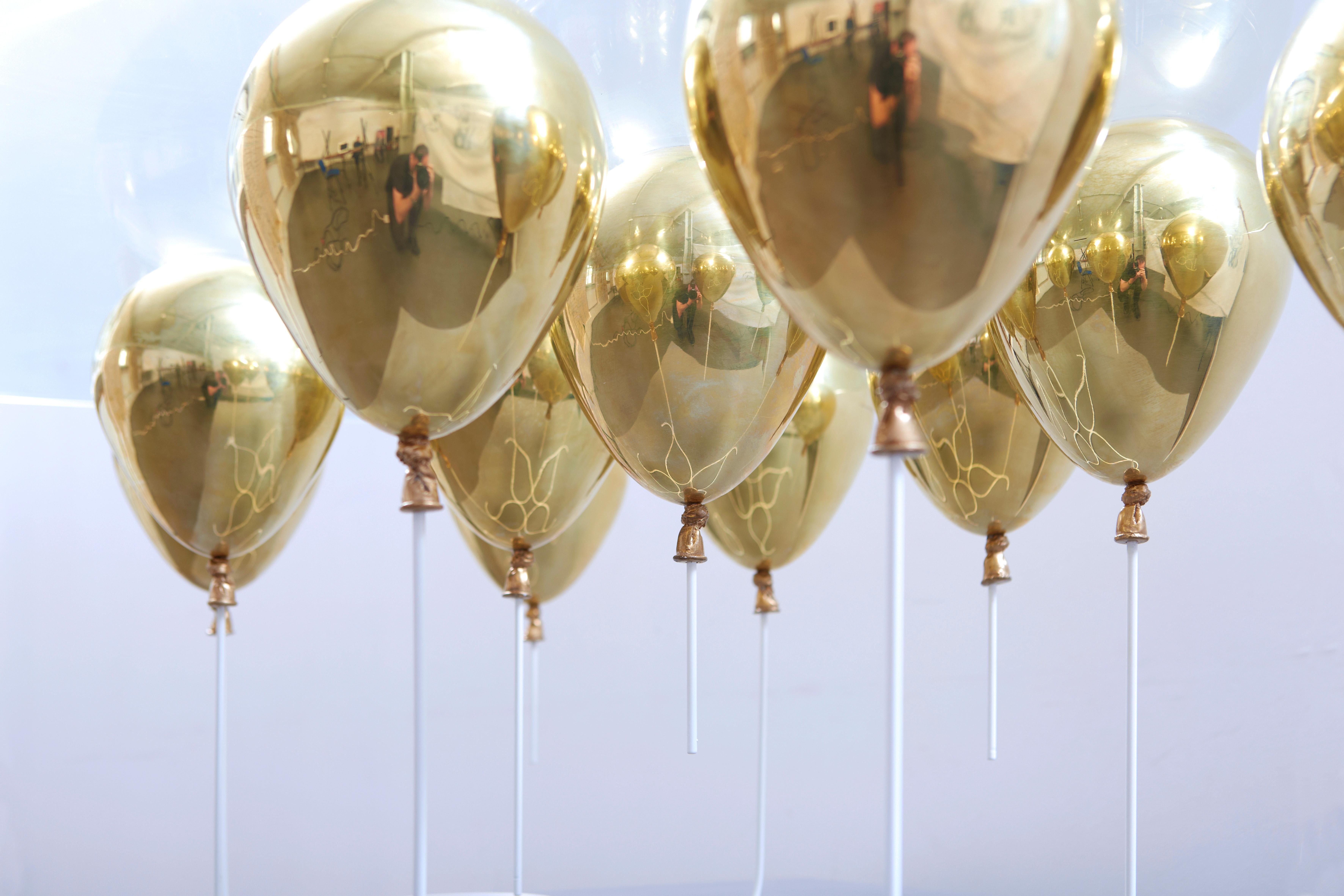 The UP Balloon coffee table is a playful trompe l’oeil furniture piece. A series of shimmering, polished metallic balloons impresses the illusion of a levitating glass tabletop.

An engaging furniture piece that plays with the concepts of