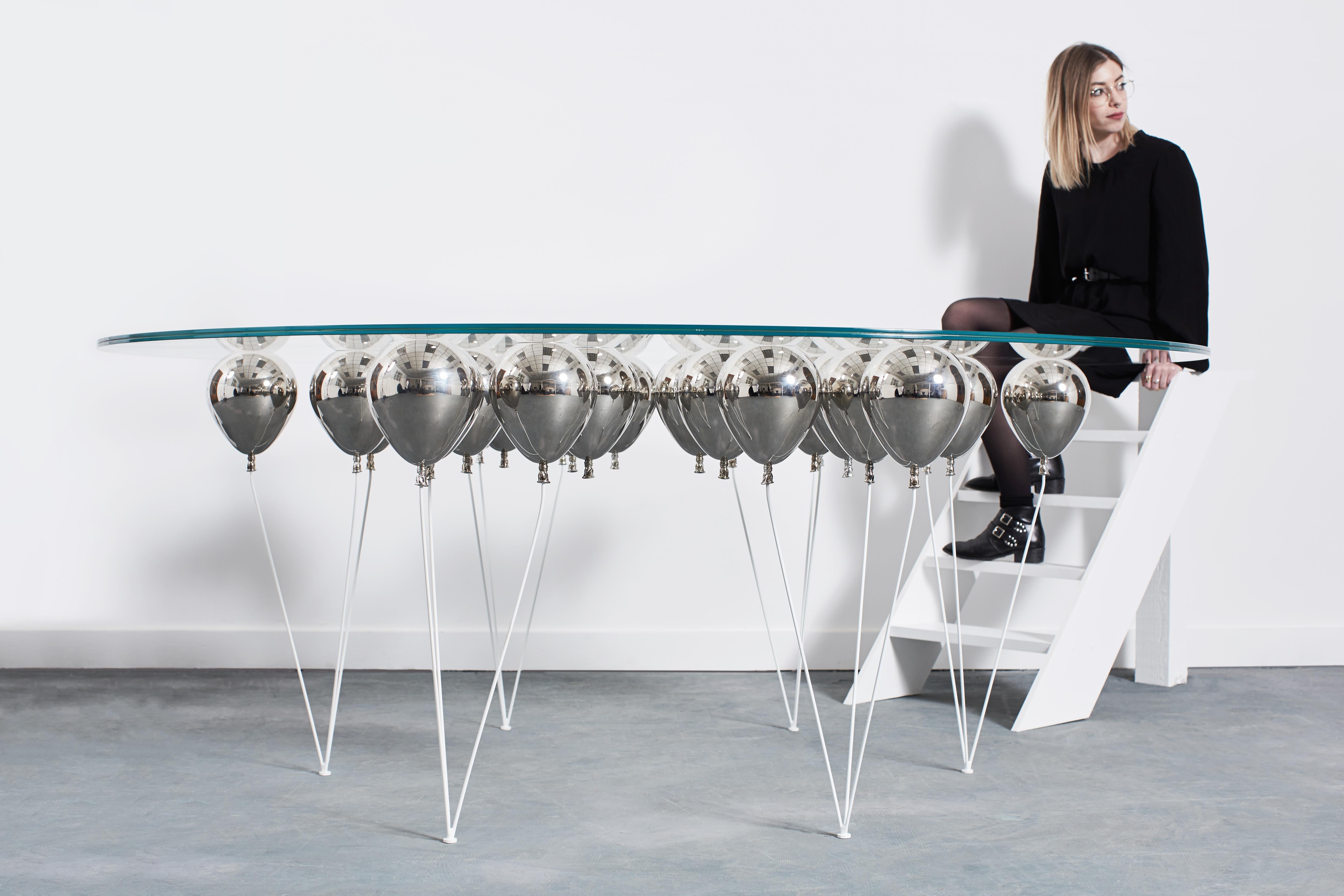 Der UP Balloon Dining Table ist ein verspieltes Trompe L'Oeil mit einer Reihe von Ballons, die die Illusion einer schwebenden Glastischplatte erwecken. 

Ein aufmunterndes Design von Chris Duffy, das die Fantasie anregt, mit den Konzepten von