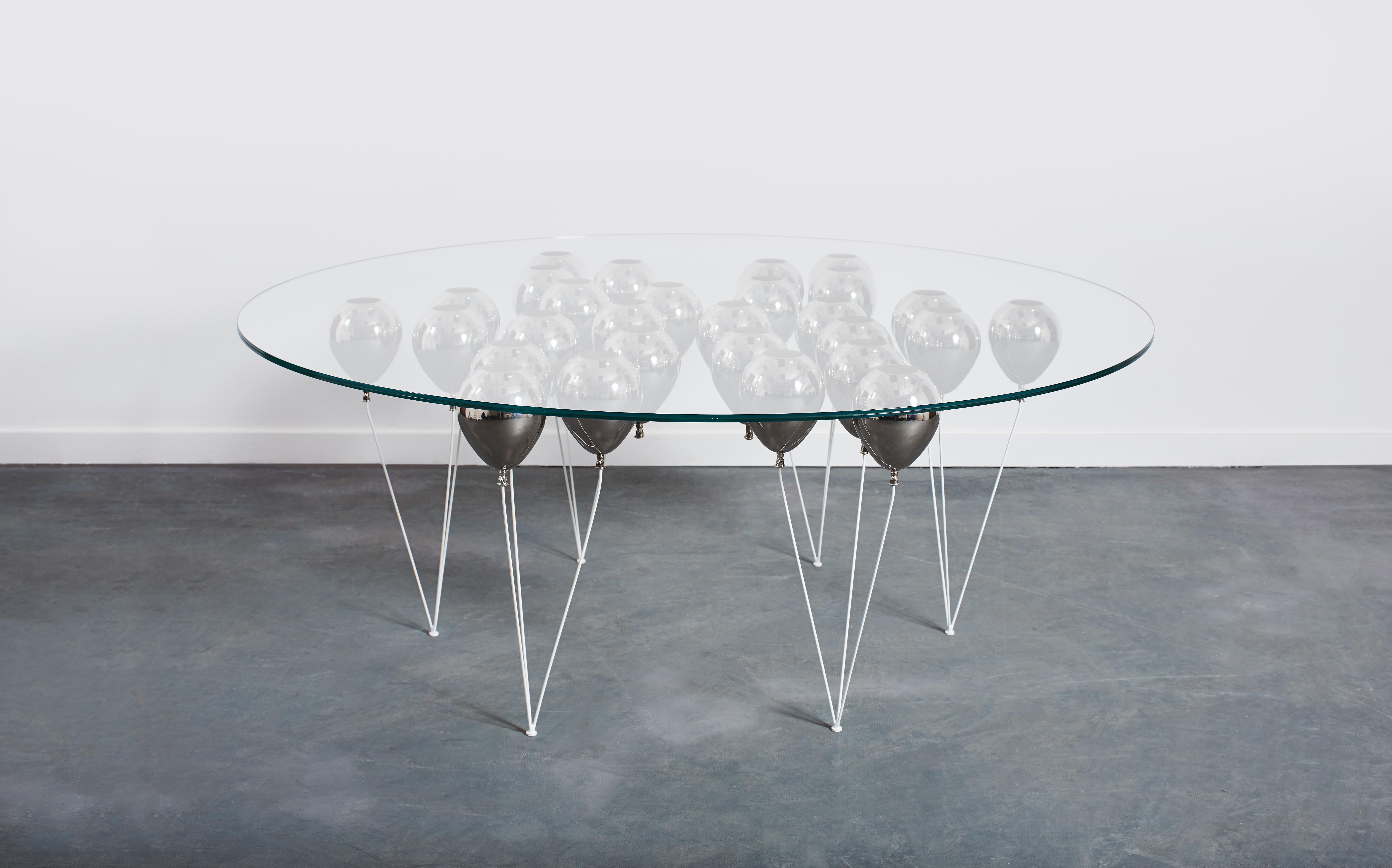 Britannique Table de salle à manger ronde moderne en finition argentée en vente