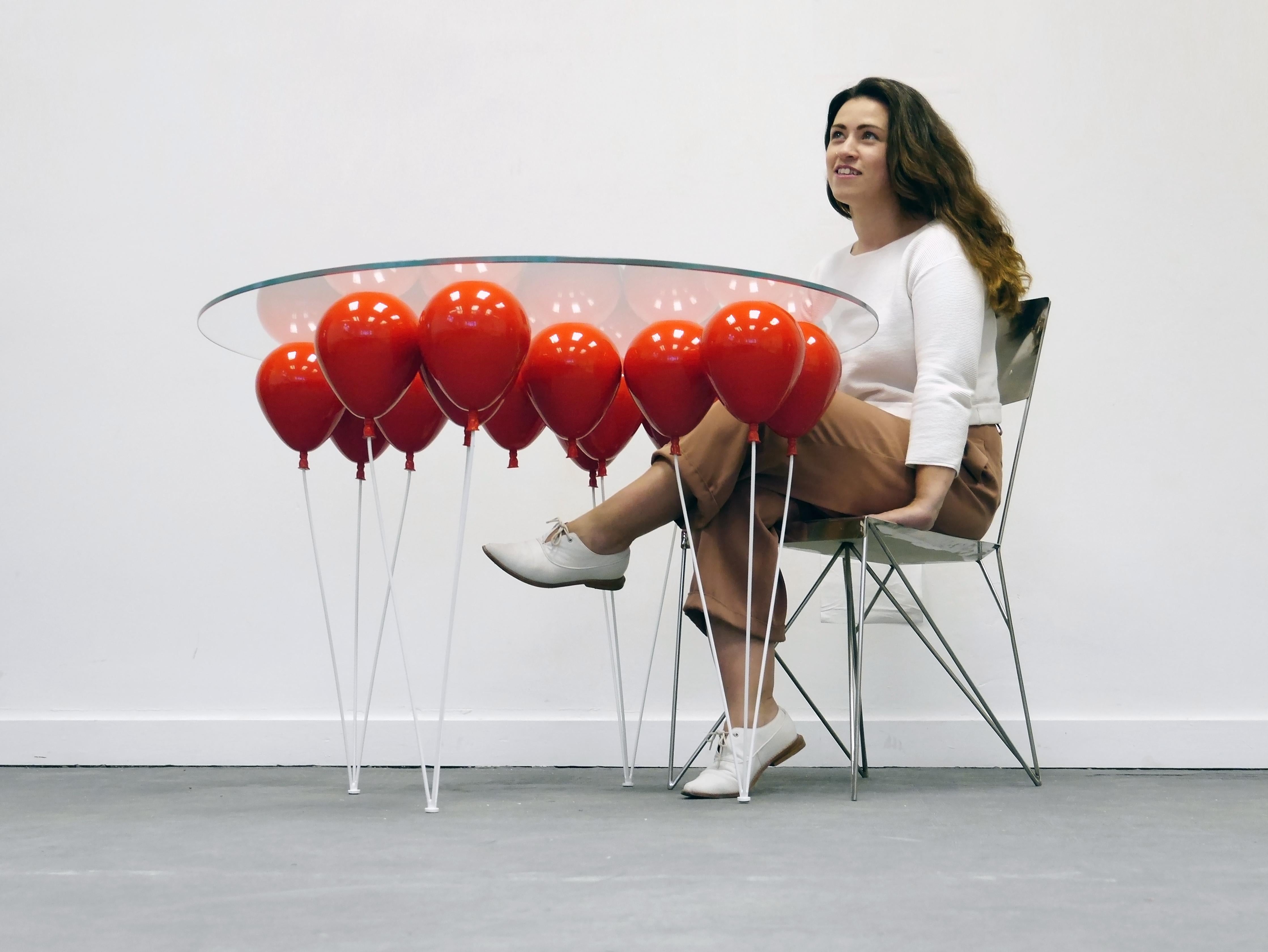 La table de salle à manger UP balloon est un trompe-l'oeil ludique avec une série de ballons qui donnent l'illusion d'un plateau de table en verre en lévitation. 

Un design exaltant de Chris Duffy qui capte l'imagination, jouant sur les concepts