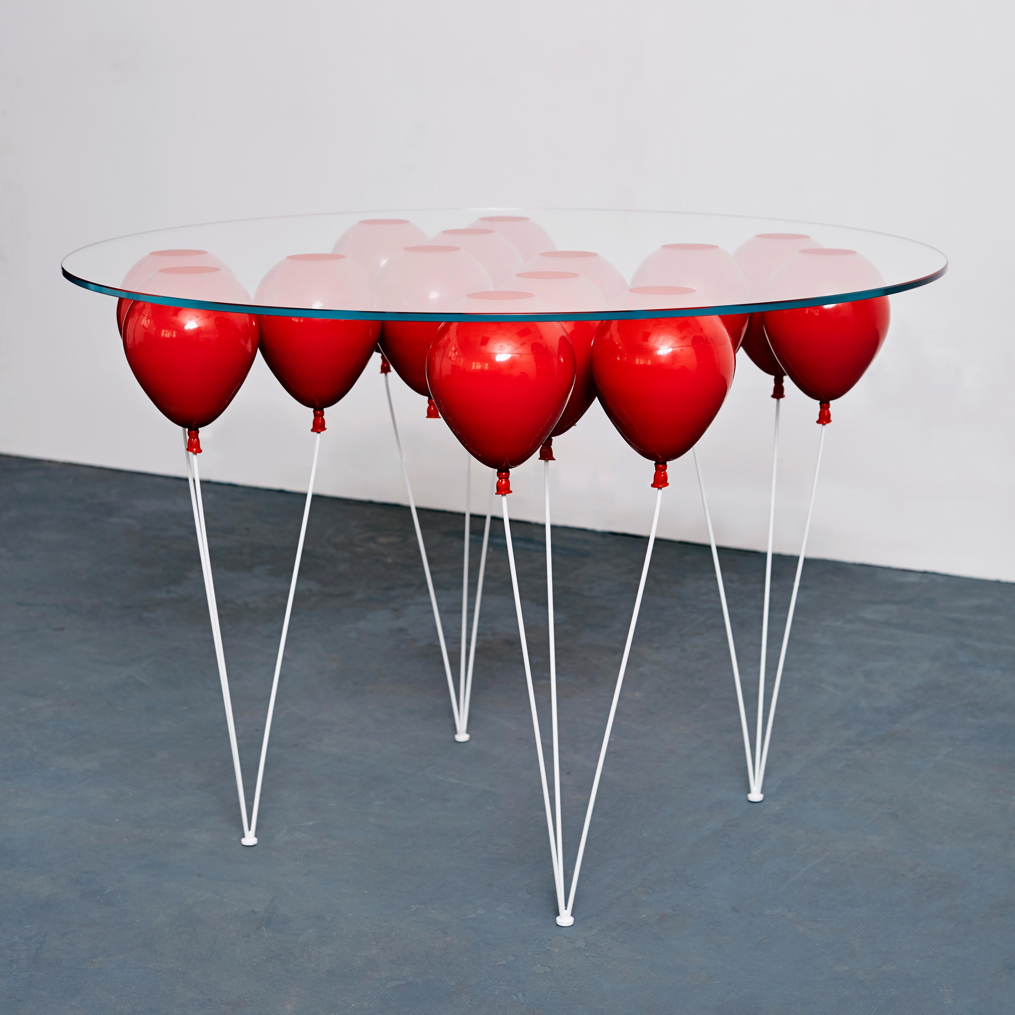 Moderner runder Ballon-Esstisch des 21. Jahrhunderts aus rotem Harz (Britisch) im Angebot