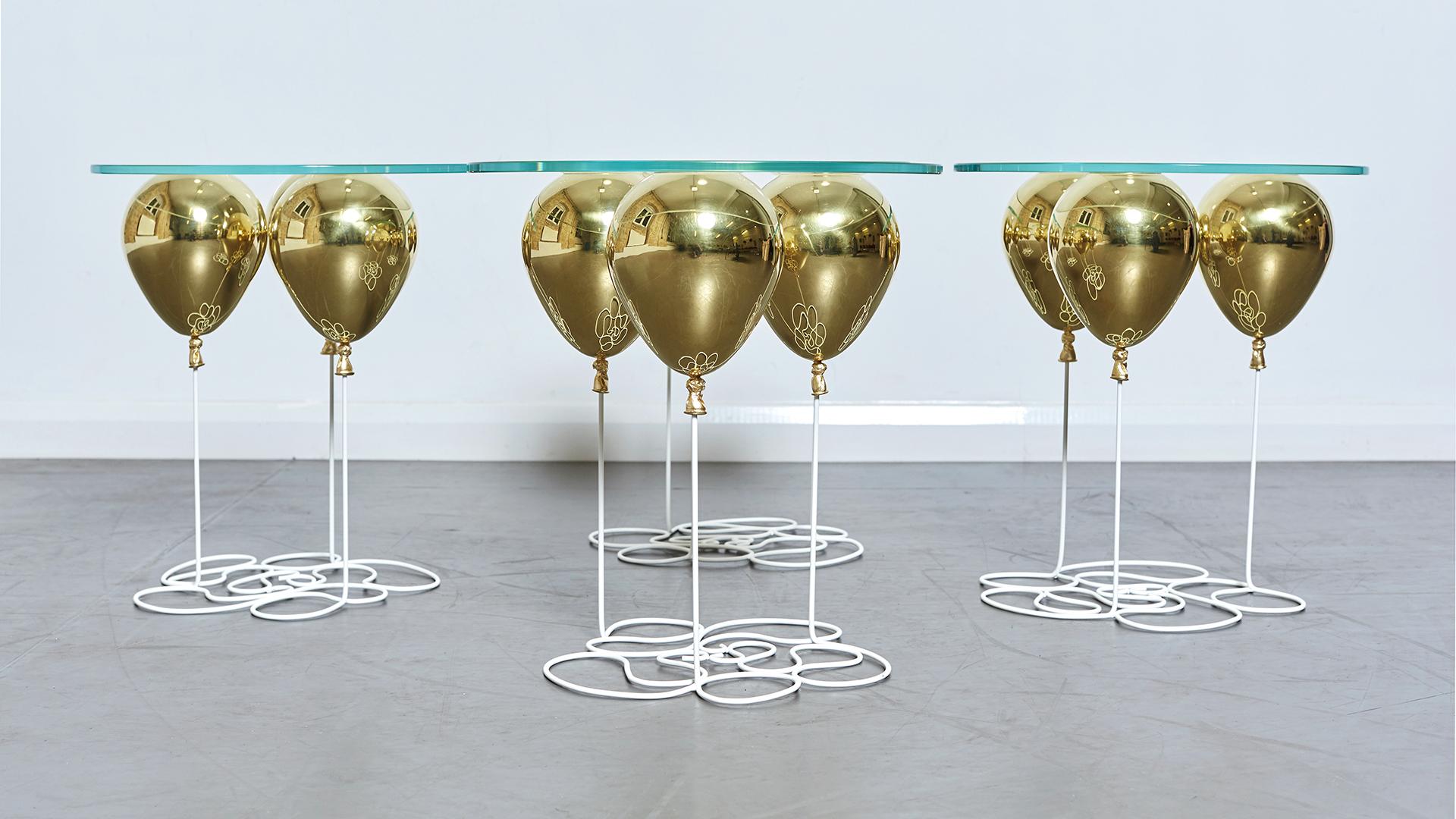 Kleiner, runder Beistelltisch mit goldenem Ballon und Glasplatte. (21. Jahrhundert und zeitgenössisch) im Angebot