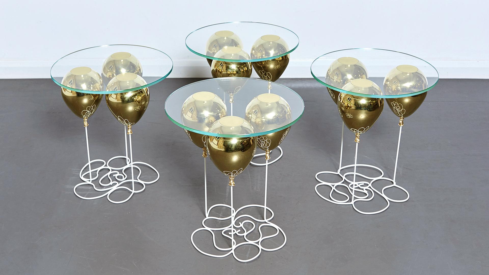 Der UP Balloon Side Table ist ein verspieltes Trompe L'Oeil mit goldenen und silbernen Ballons, die die Illusion einer schwebenden Glastischplatte vermitteln. 

Ein aufmunterndes Design von Chris Duffy, das die Fantasie anregt, mit den Konzepten
