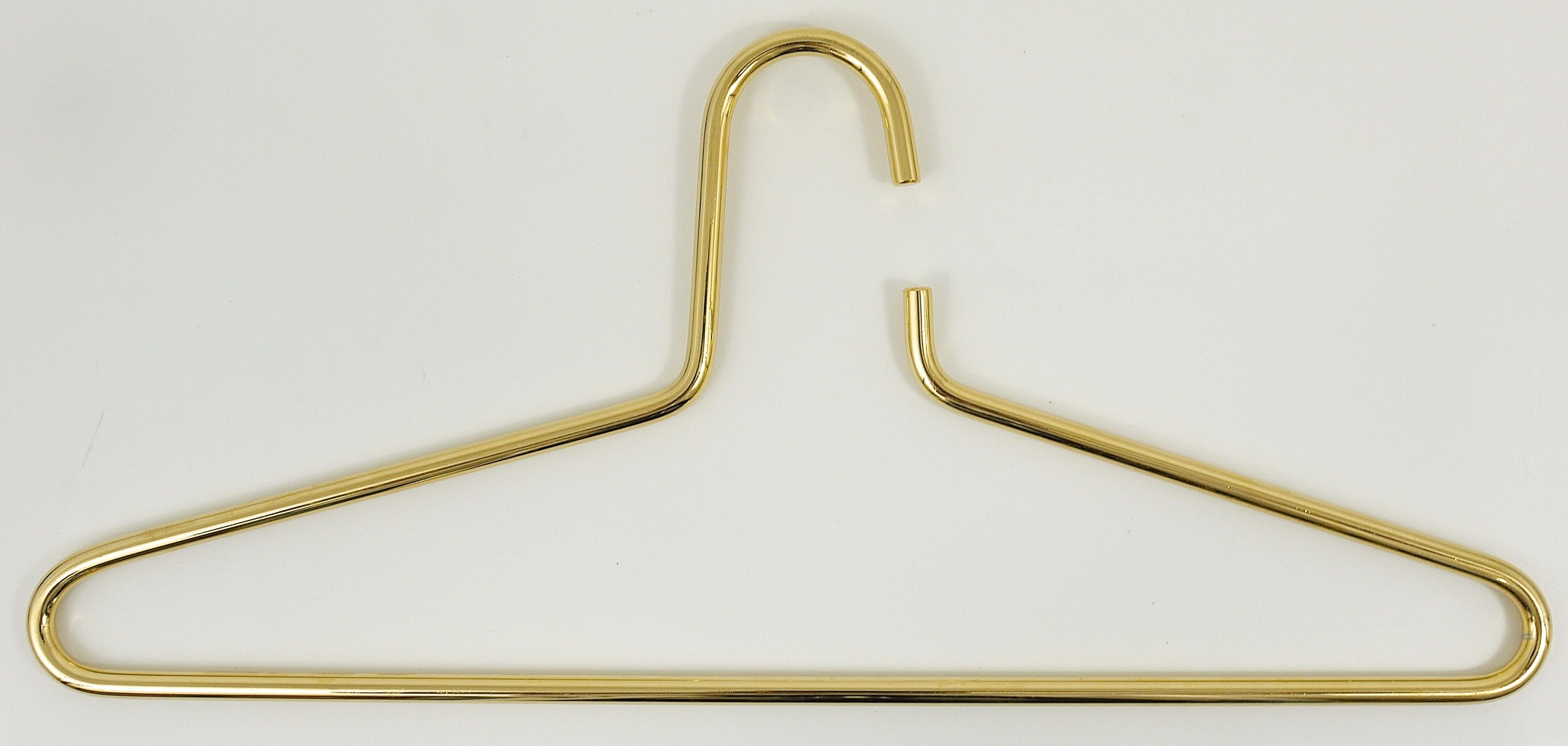 jusqu'à 12 cintres à manteaux modernistes autrichiens en plaqué or massif des années 1970 en vente 1