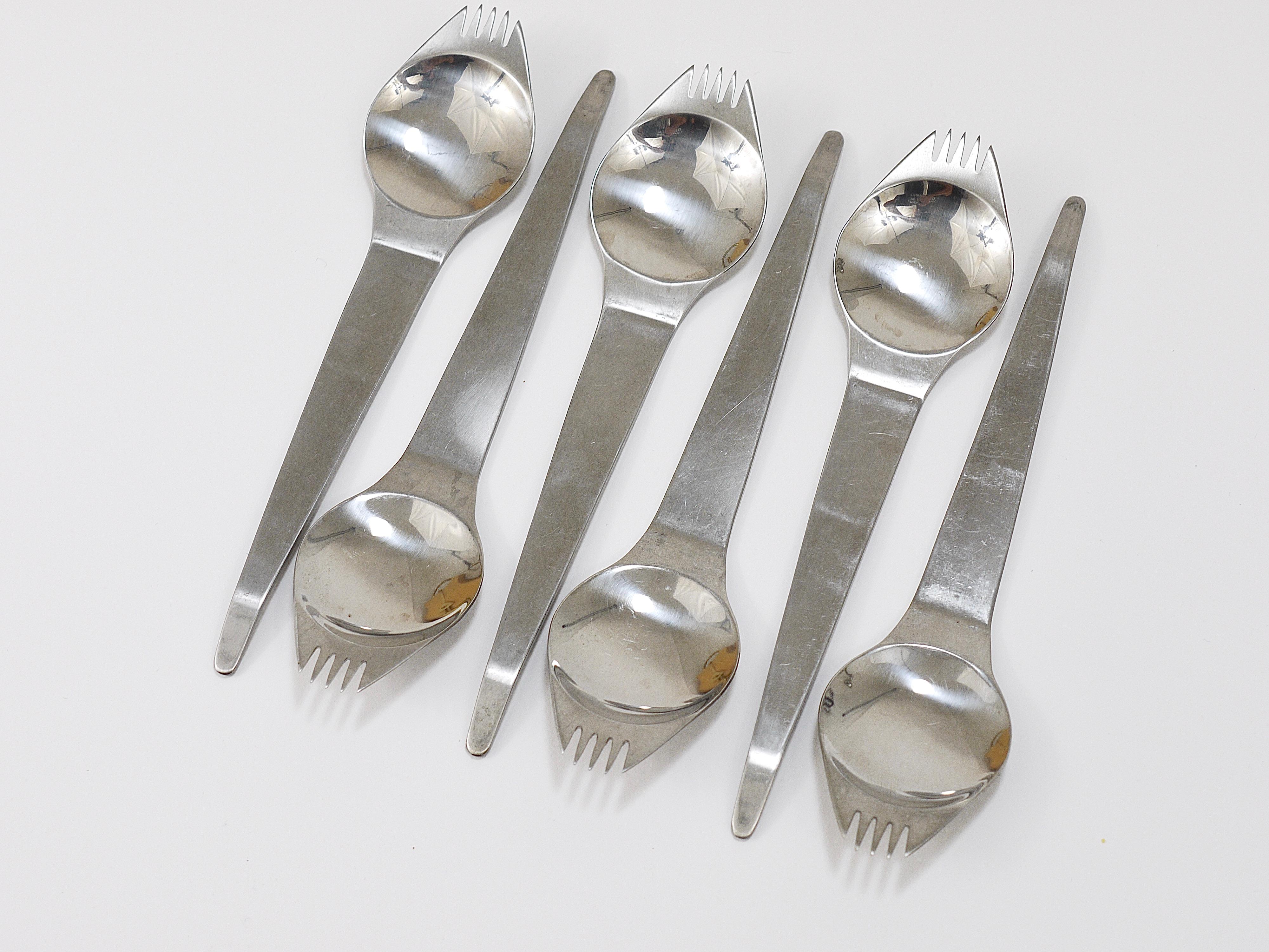 Up to 7 identical party sporks (a smart combination of a spoon and a fork) from the 1960s. Model „Göffel“, award-winning design by Ernst Otto Loewe and K.H. Hoelscher, executed by Amboss Austria. High-quality cutlery, made of polished and brushed