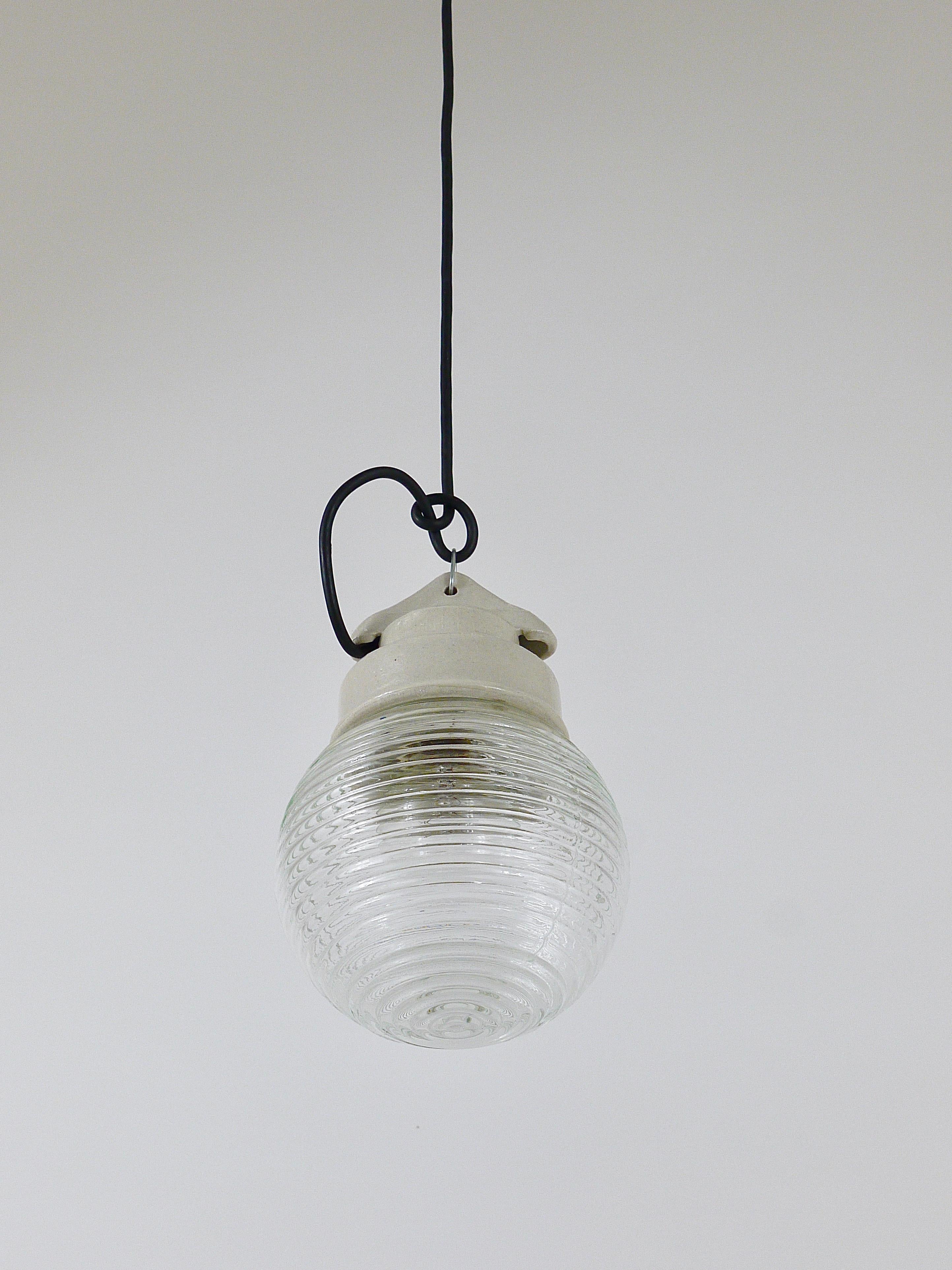 Up to 6 Unused Holophane Porcelain Honey Jar Industrial Pendant Lights In Excellent Condition For Sale In Vienna, AT