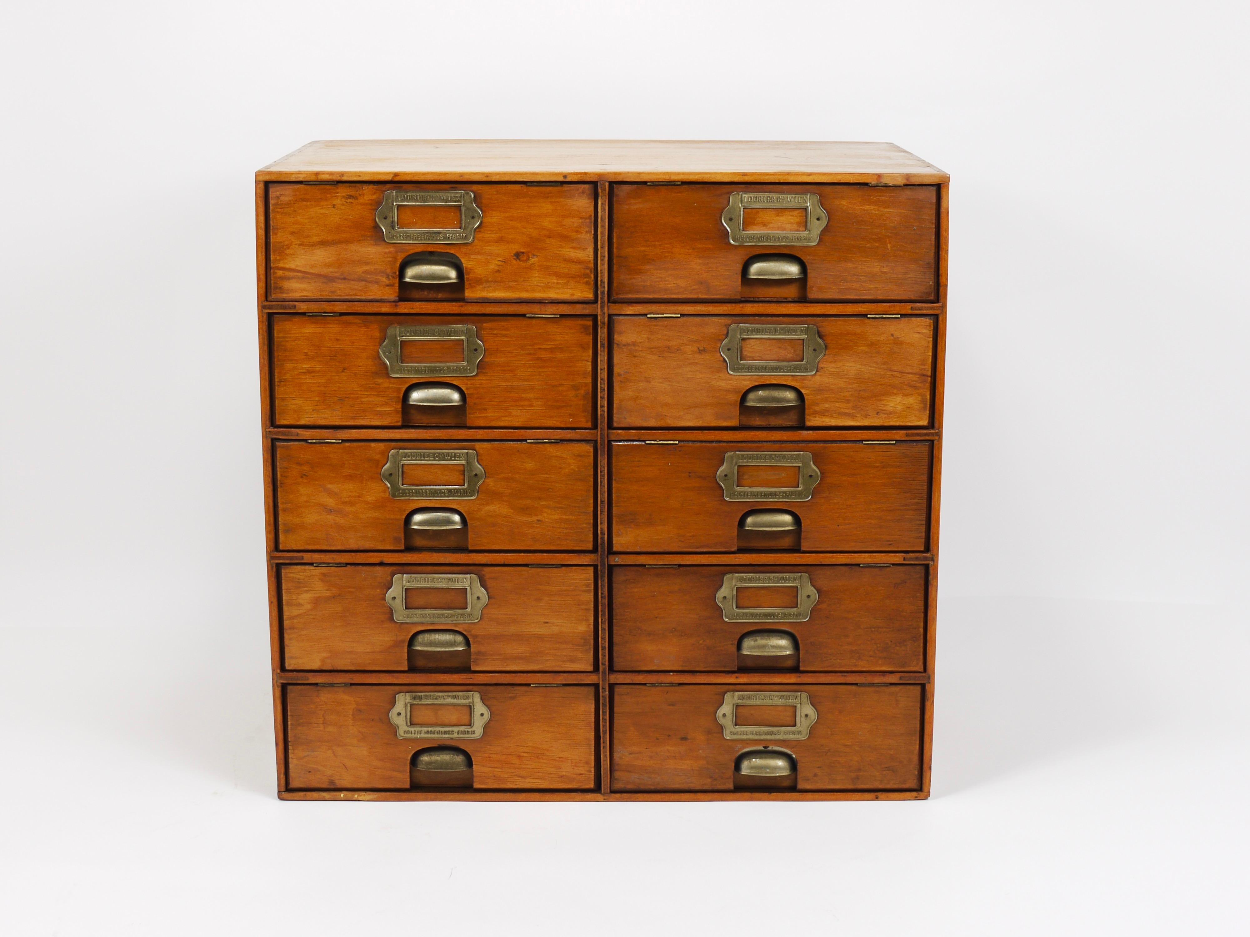 Inizio XX secolo Up&Up Cassettiera in legno antico, schedario, Lourié & Co Vienna 1910 in vendita