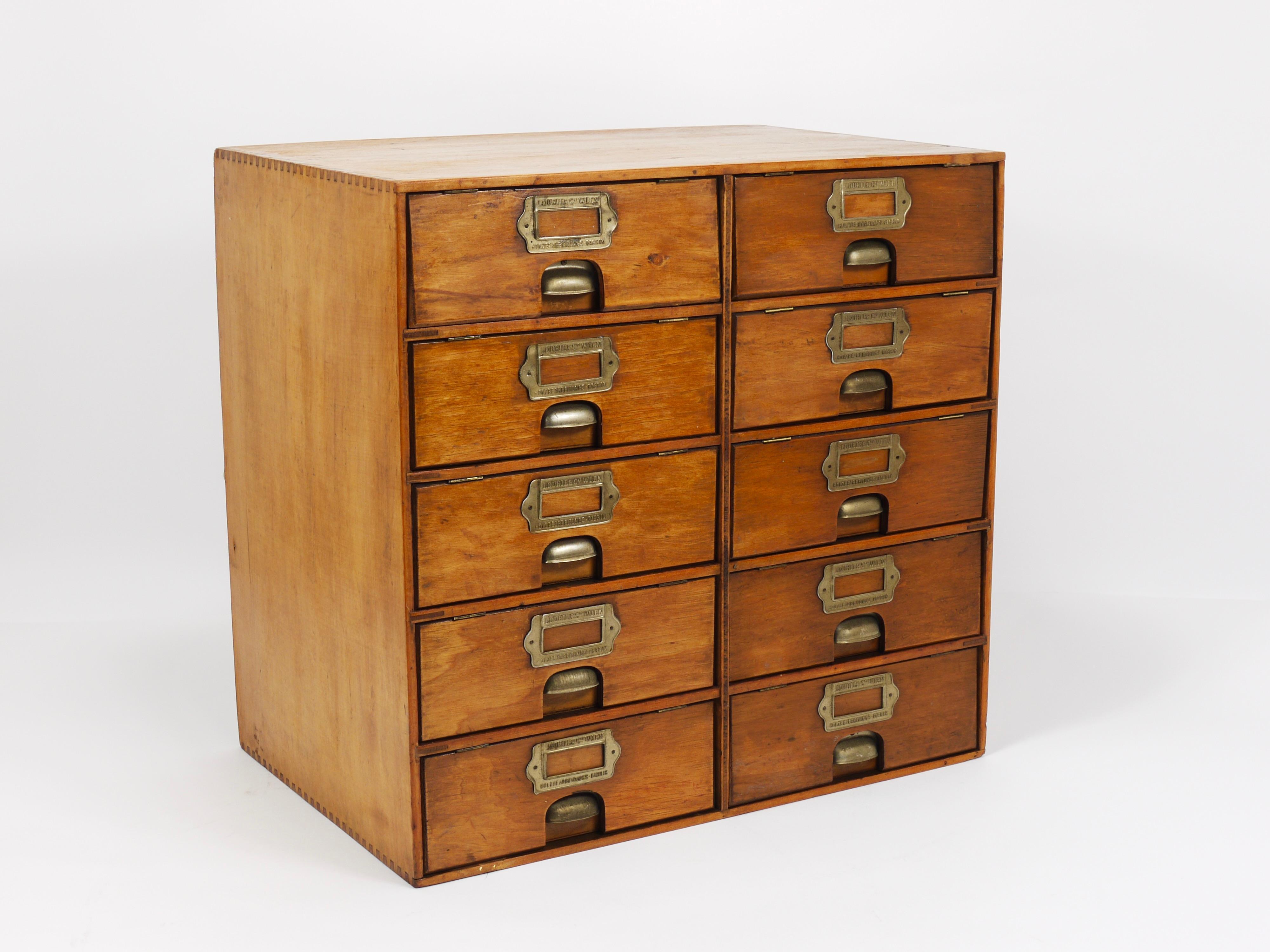 Metallo Up&Up Cassettiera in legno antico, schedario, Lourié & Co Vienna 1910 in vendita
