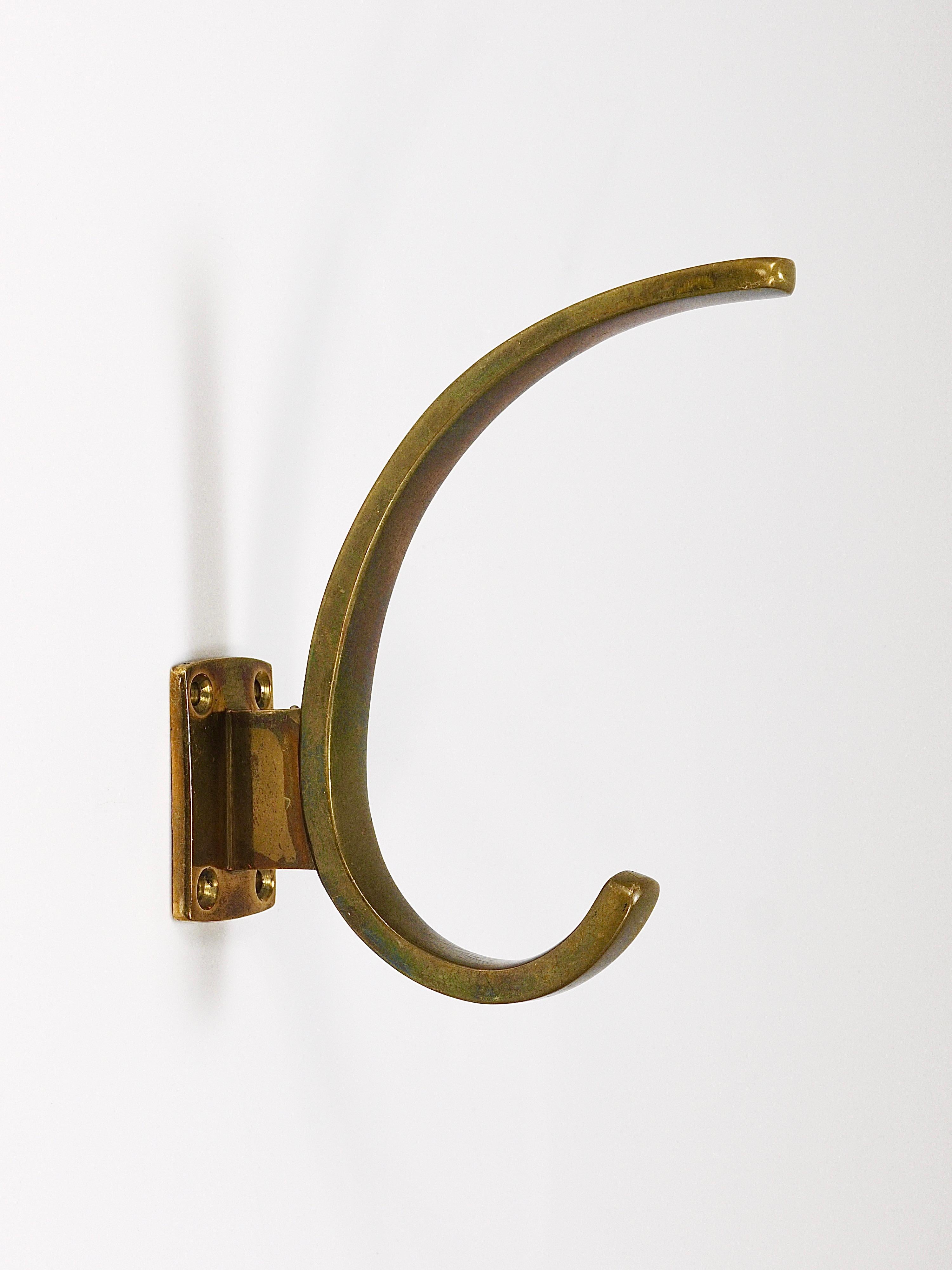 A pair of elegant and beautifully curved vintage Art Nouveau „Jugendstil“ wall coat hooks, made of solid brass, dated to the 1920s, Vienna, Austria. Solid pieces, in good condition with nice patina. Sold and priced as a pair of two. 