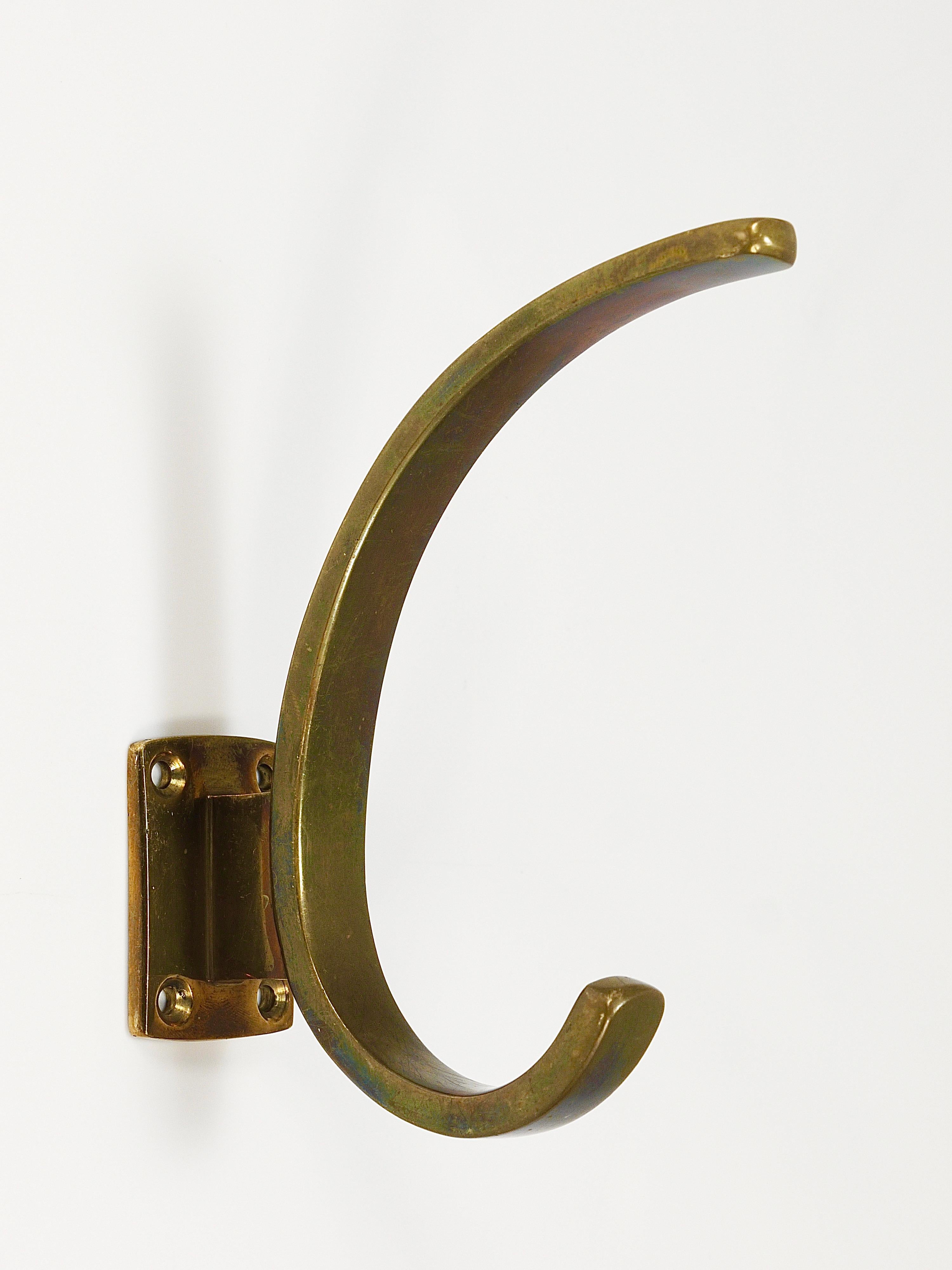 A Pair Art Nouveau Curved Brass Wall Coat Hooks, Austria, 1920s In Good Condition For Sale In Vienna, AT