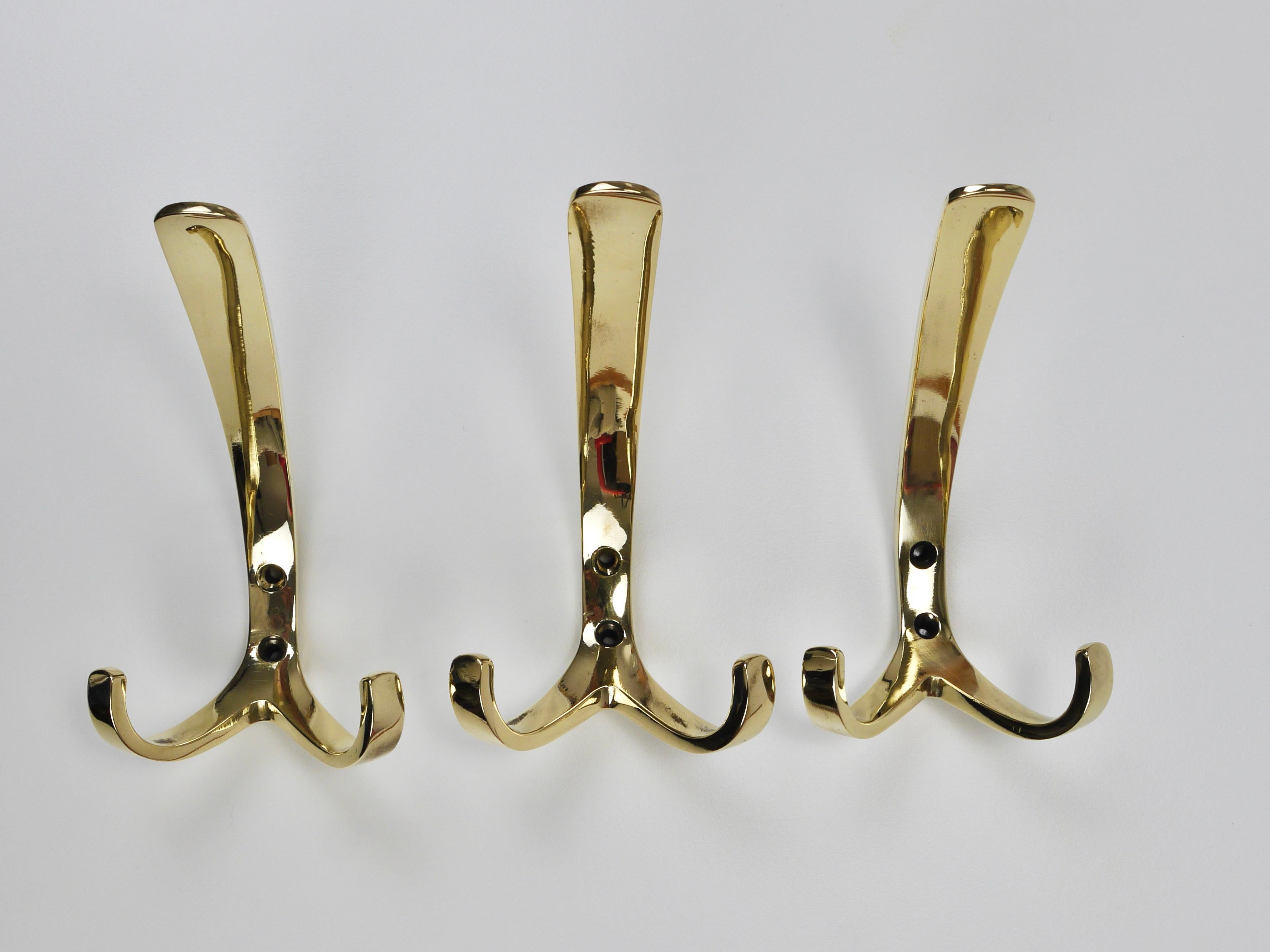 Hasta 7 percheros de pared modernistas austriacos idénticos y de bella factura, vendidos y tasados individualmente. Diseñada y ejecutada en la década de 1950 por Hertha Baller en Viena (Austria). Fabricados en latón macizo, estos ganchos se han