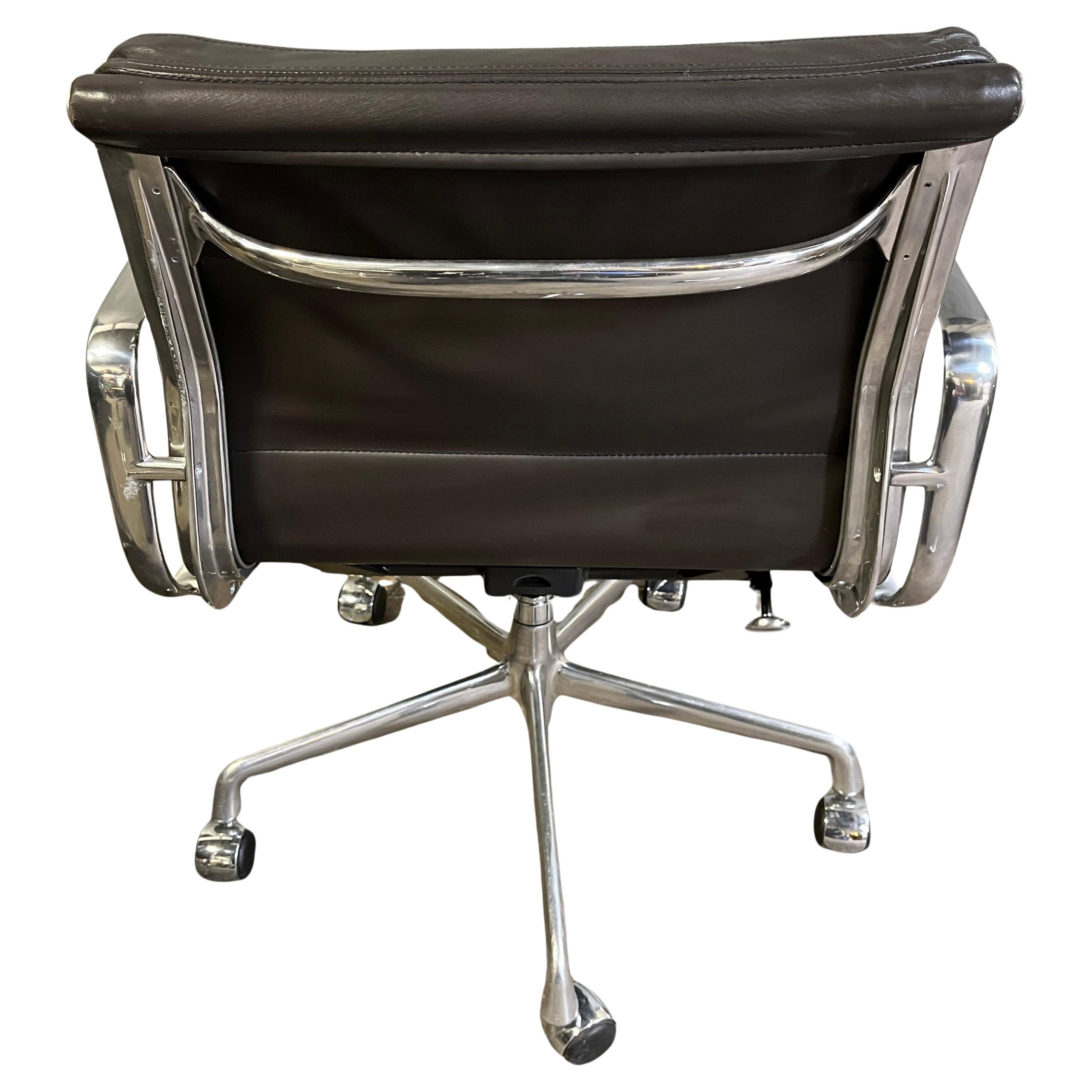 Pour votre considération est cet authentique Eames pour Herman Miller vintage soft pad chaises en cuir brun foncé. Inclinaison et hauteur réglables avec élévation manuelle. Ces exemples authentiques sont des icônes du design moderne du milieu du
