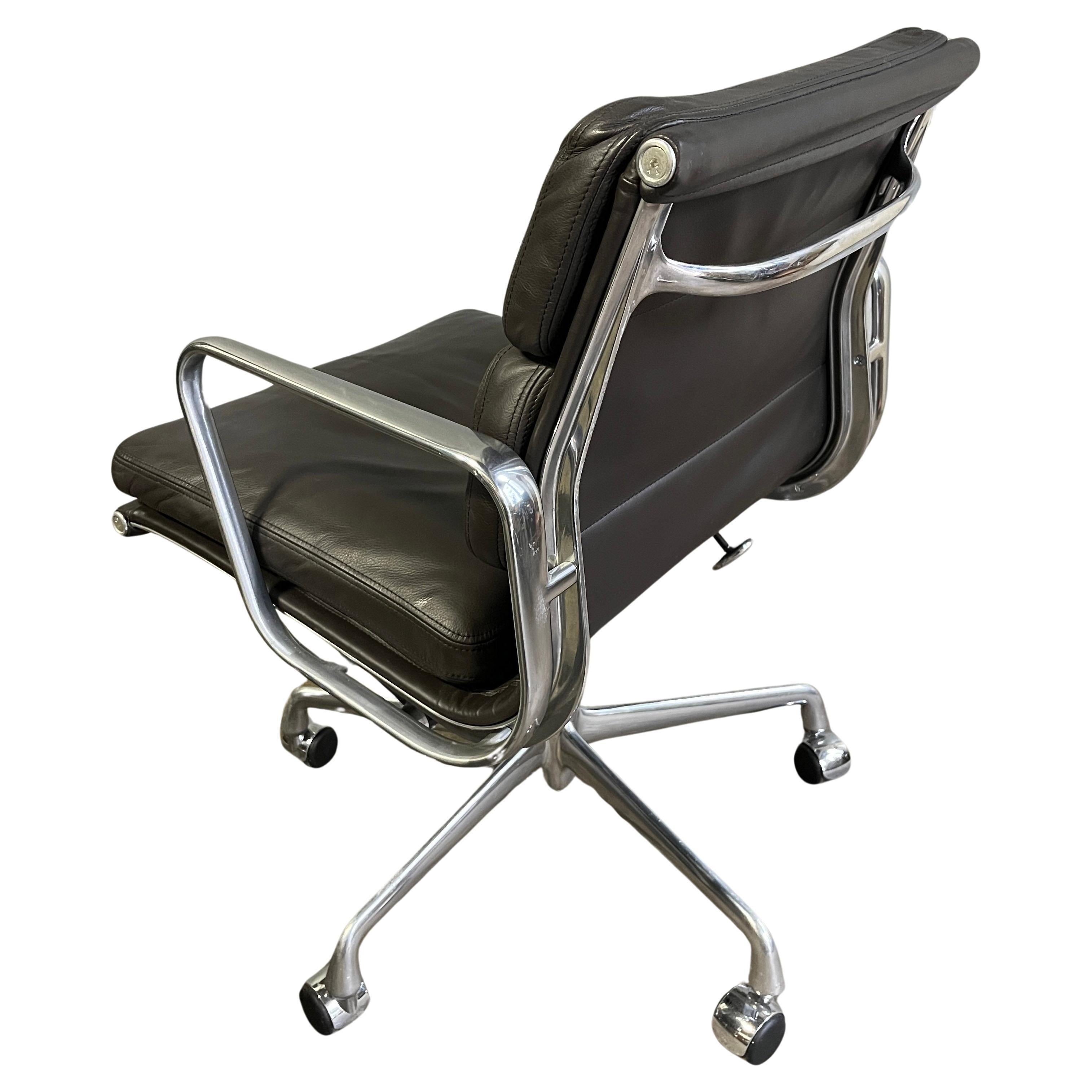 Up to (7) Mid-Century Brown Soft Pad Chairs by Eames for Herman Miller (Chaises à coussin souple du milieu du siècle dernier par Eames pour Herman Miller) Bon état - En vente à BROOKLYN, NY
