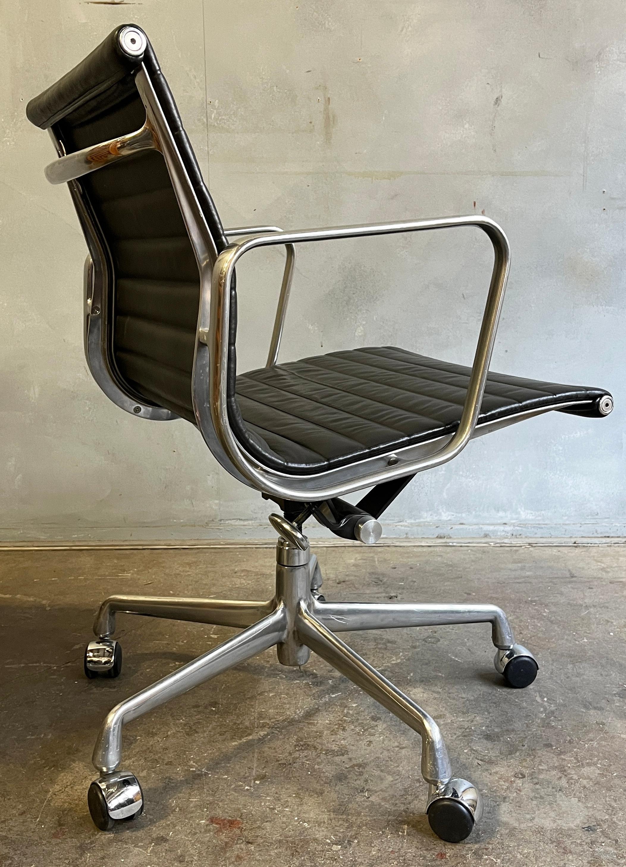 Mid-Century Modern  Eames Aluminium Group Management Chairs for Herman Miller