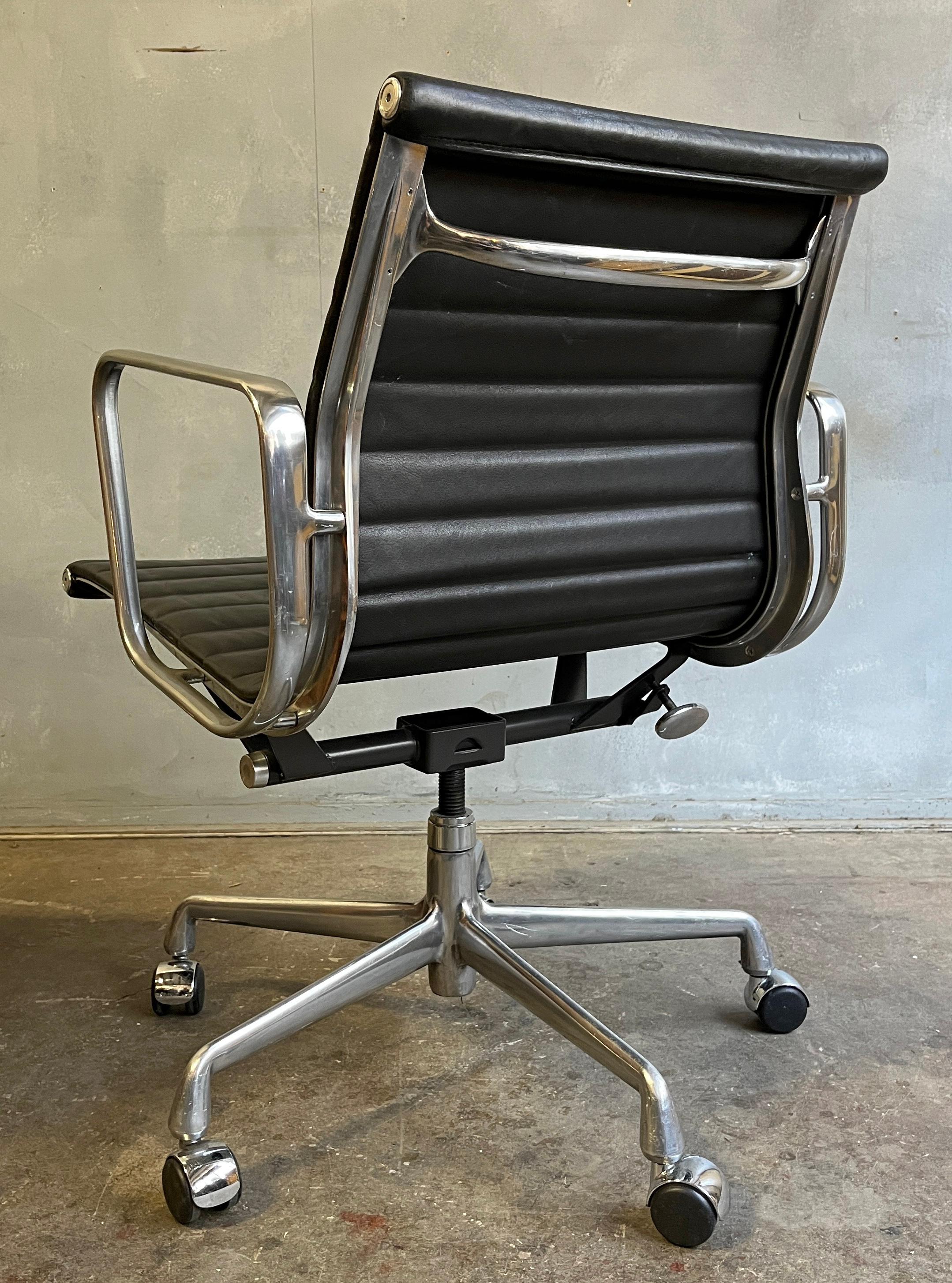 Mid-Century Modern  Eames Aluminium Group Management Chairs for Herman Miller