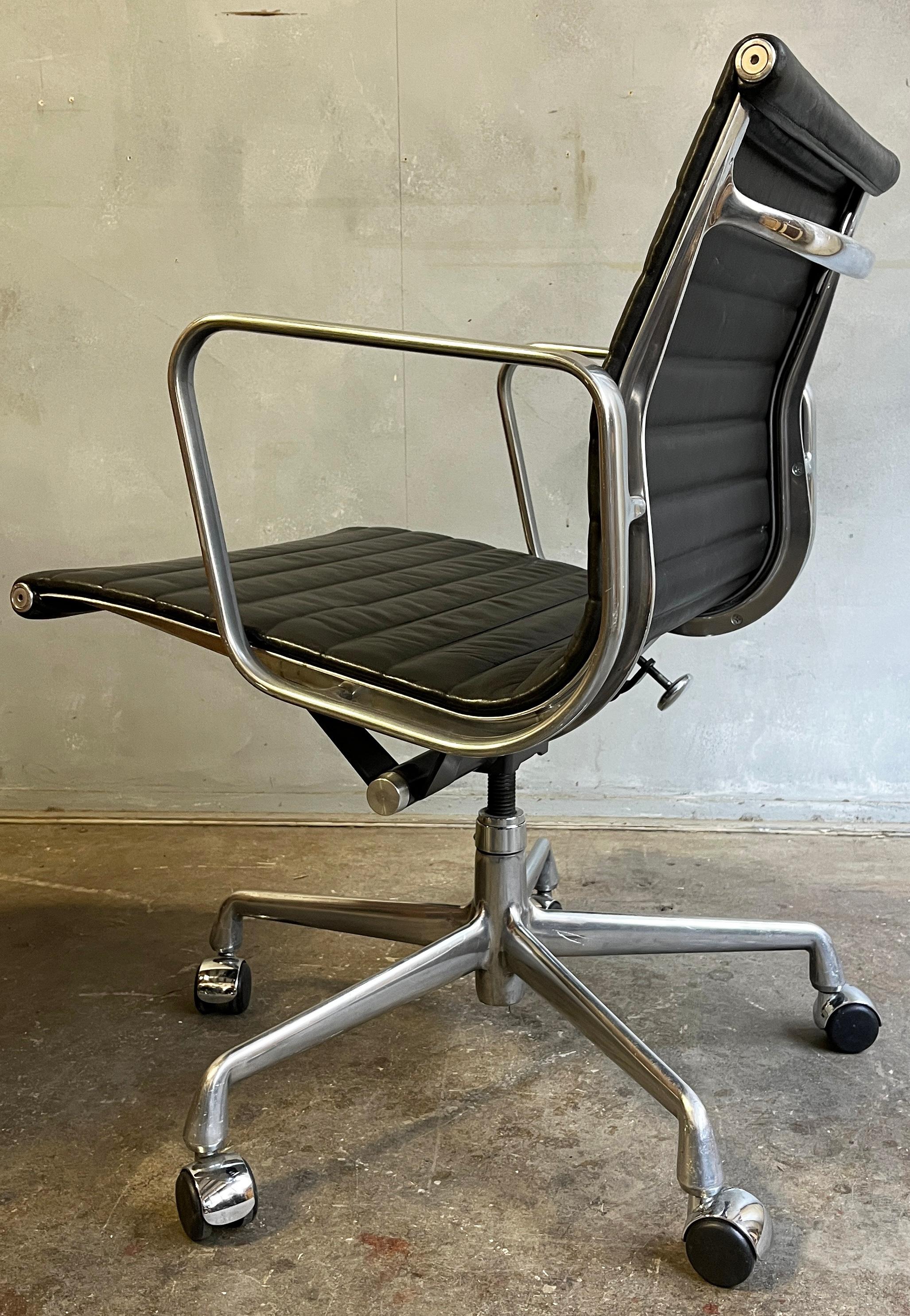  Eames Aluminium Group Management Chairs for Herman Miller In Good Condition In BROOKLYN, NY