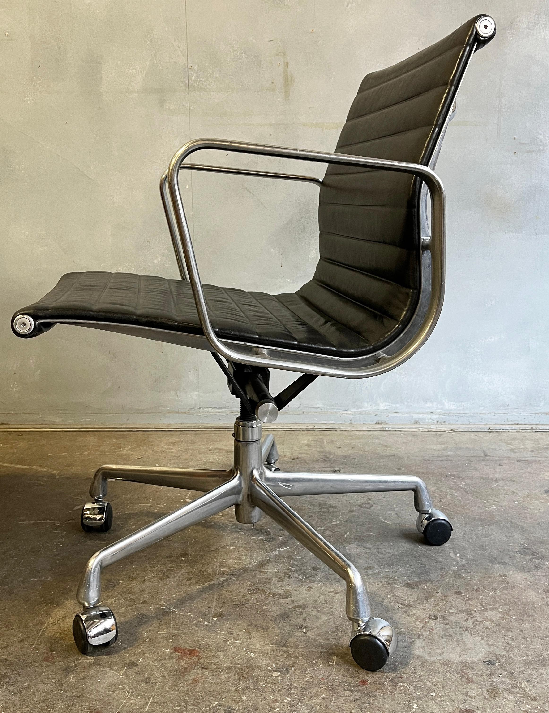 Eames Aluminium Group Management Chairs for Herman Miller In Good Condition In BROOKLYN, NY