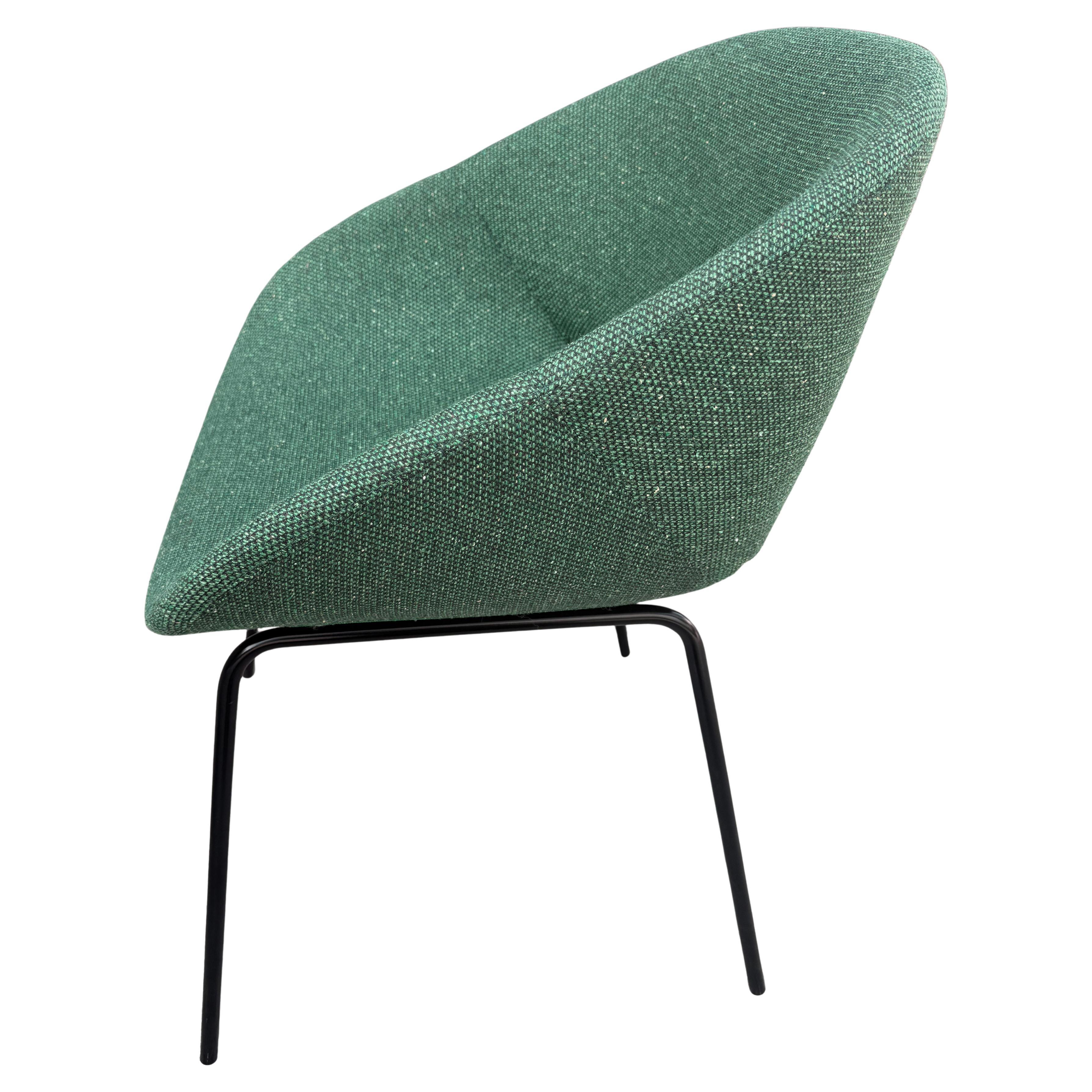 Up to 8 Post-Modern Artifort Armchairs In Good Condition For Sale In BROOKLYN, NY