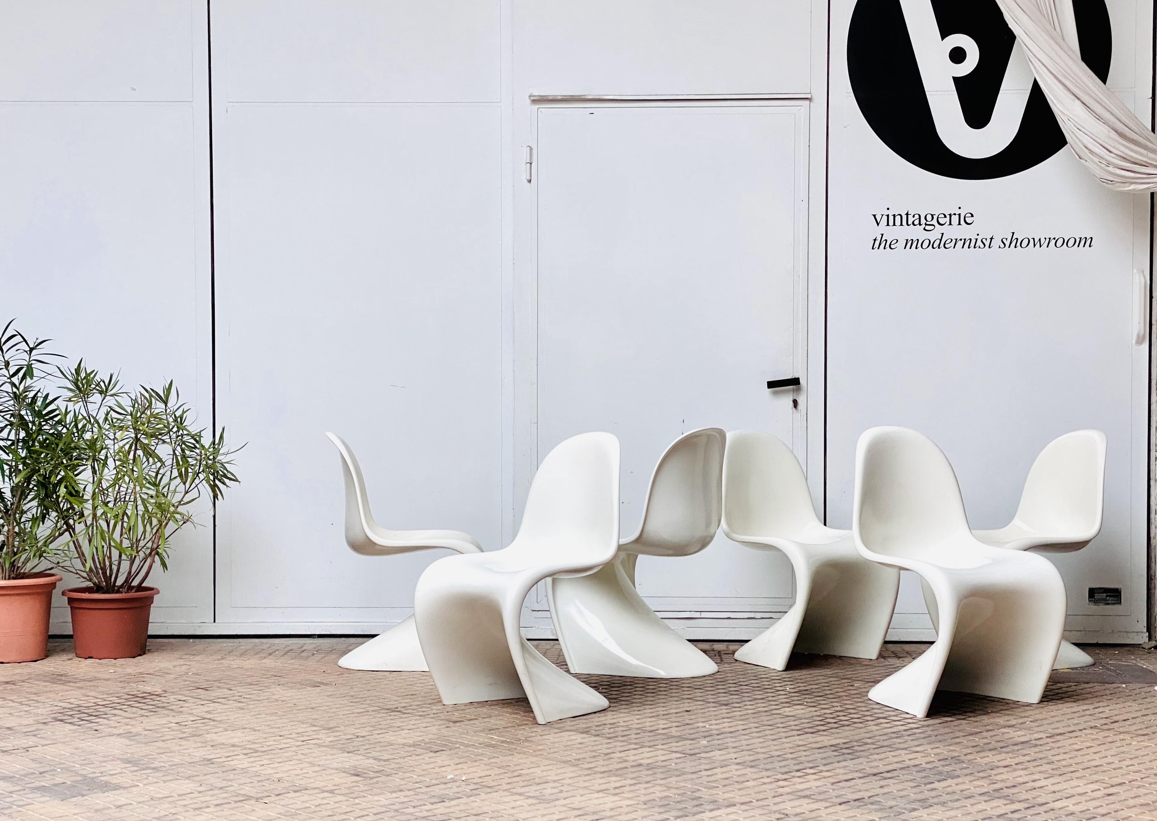 Up to six beautiful white S-shaped stackable cantilever chairs, designed by Verner Panton in 1955. These are the sought-after „Classic“ chairs, executed from 1983 to 1990 by WK Wohnen in Germany, after Vitra / Herman Miller discontinued these chairs