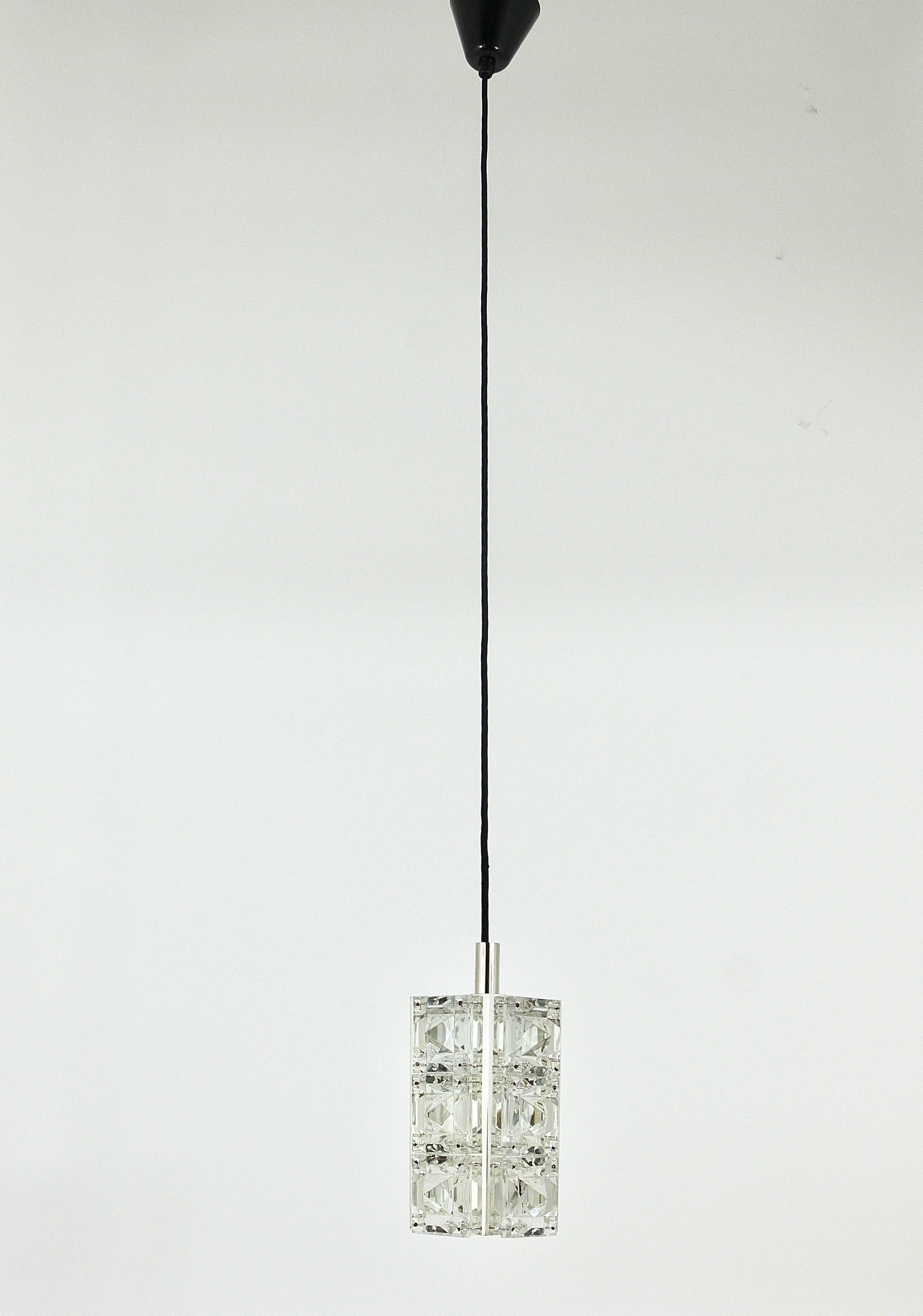 Bis zu drei schöne quadratische Pendelleuchten aus den 1960er Jahren, ausgeführt von Bakalowits in Österreich. Quadratische Glaskristalle mit dreieckiger Facette, montiert auf einem vernickelten Beschlag, jede Leuchte hat eine Lichtquelle. Neu