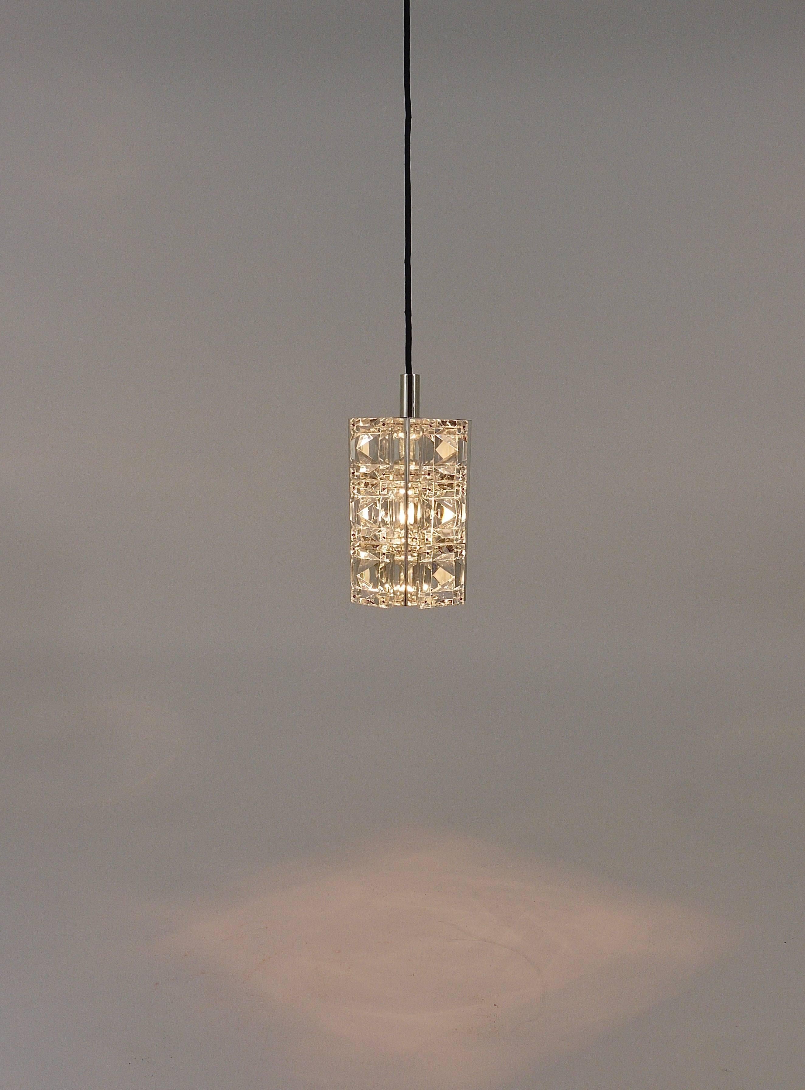 Up to Three Identical Bakalowits Faceted Crystal Pendant Lamps, Austria, 1960s In Good Condition For Sale In Vienna, AT
