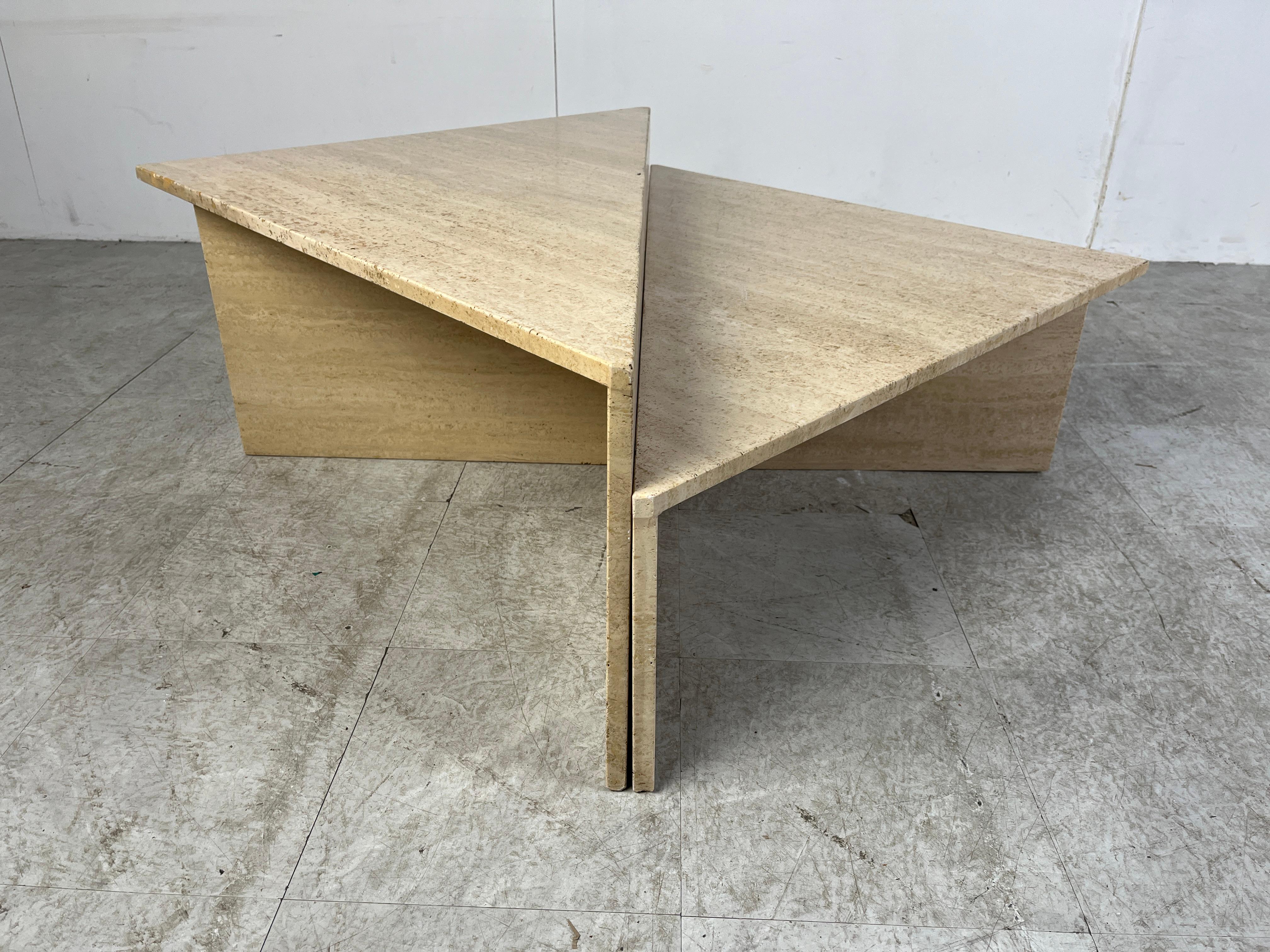 Dreieckige Couchtische aus Travertin im Up & Up-Stil, 1970er Jahre (Moderne der Mitte des Jahrhunderts) im Angebot