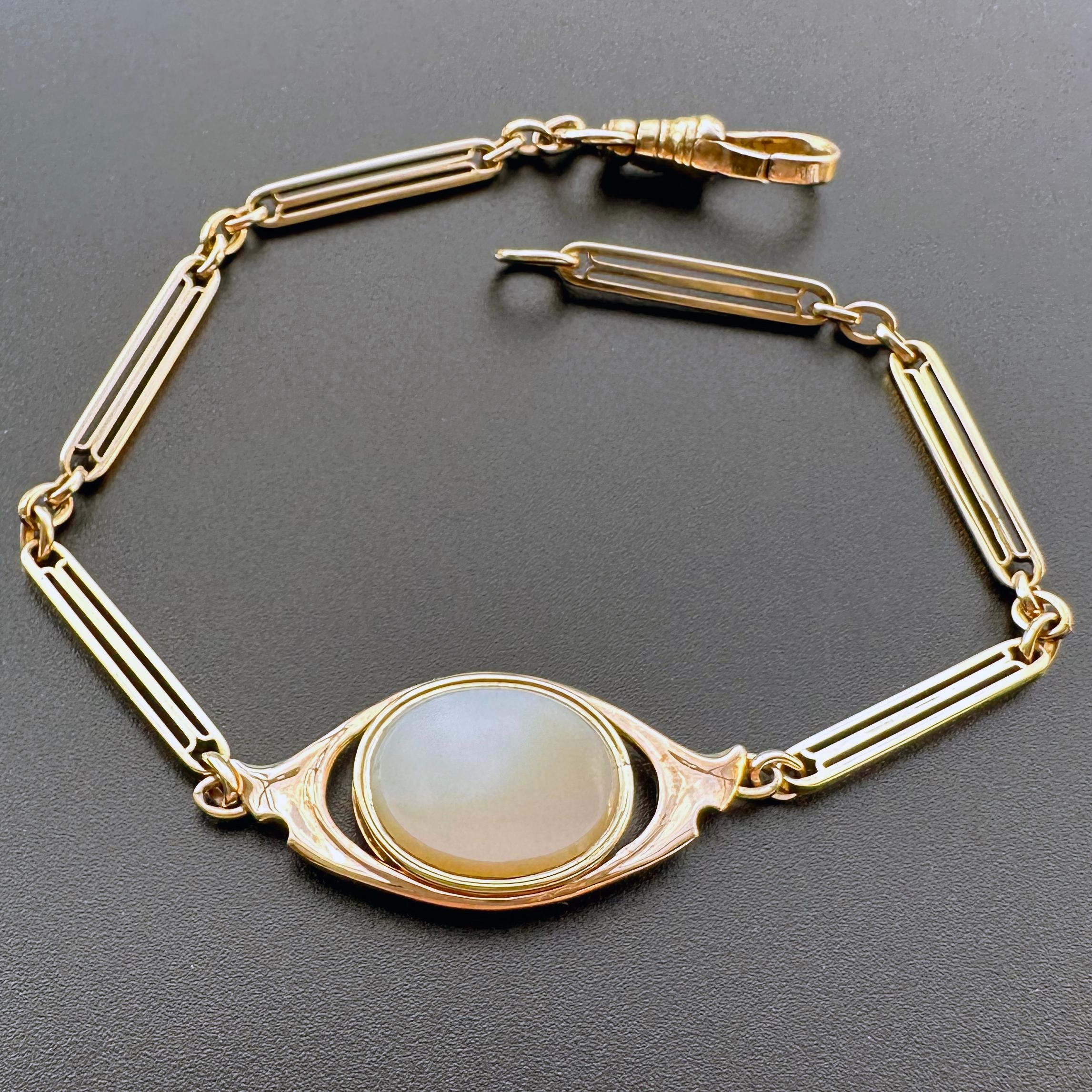 Als Einzelstück spiegelt der Stil dieses dreiteiligen, upgecycelten Armbands die zarte, schlichte Eleganz einer edlen Damenarmbanduhr wider, aber jedes seiner Elemente trägt seine eigene, geheime Geschichte und Bestimmung in sich. 

Eine 14-karätige