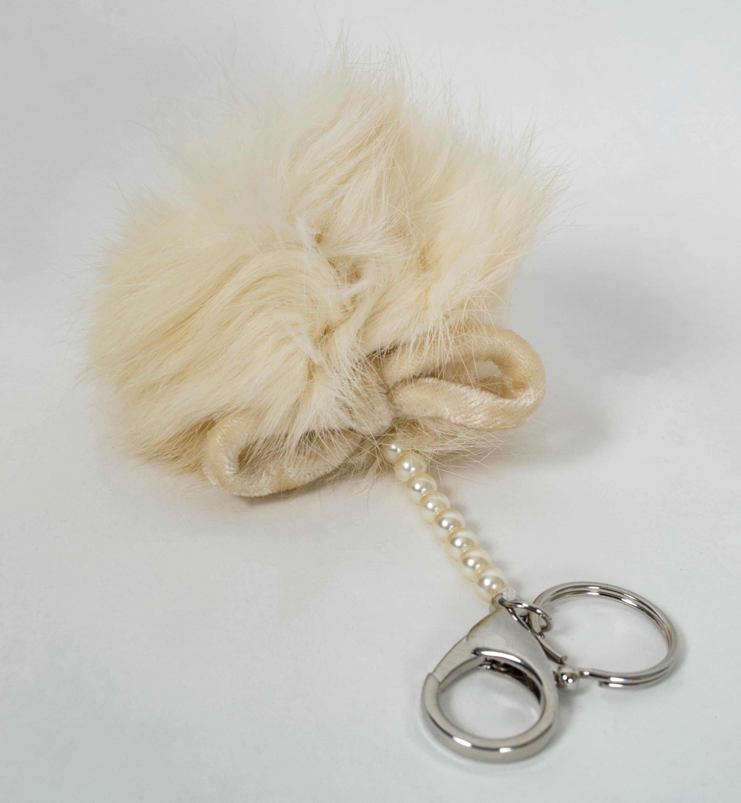 On ne gaspille pas, on ne veut pas : Un bonnet de fourrure du milieu du siècle est transformé en charme de sac (ou en porte-clés) qui transforme le piéton en un objet de décoration.

Porte-clés fait main avec anneau fendu et fermoirs à griffes de