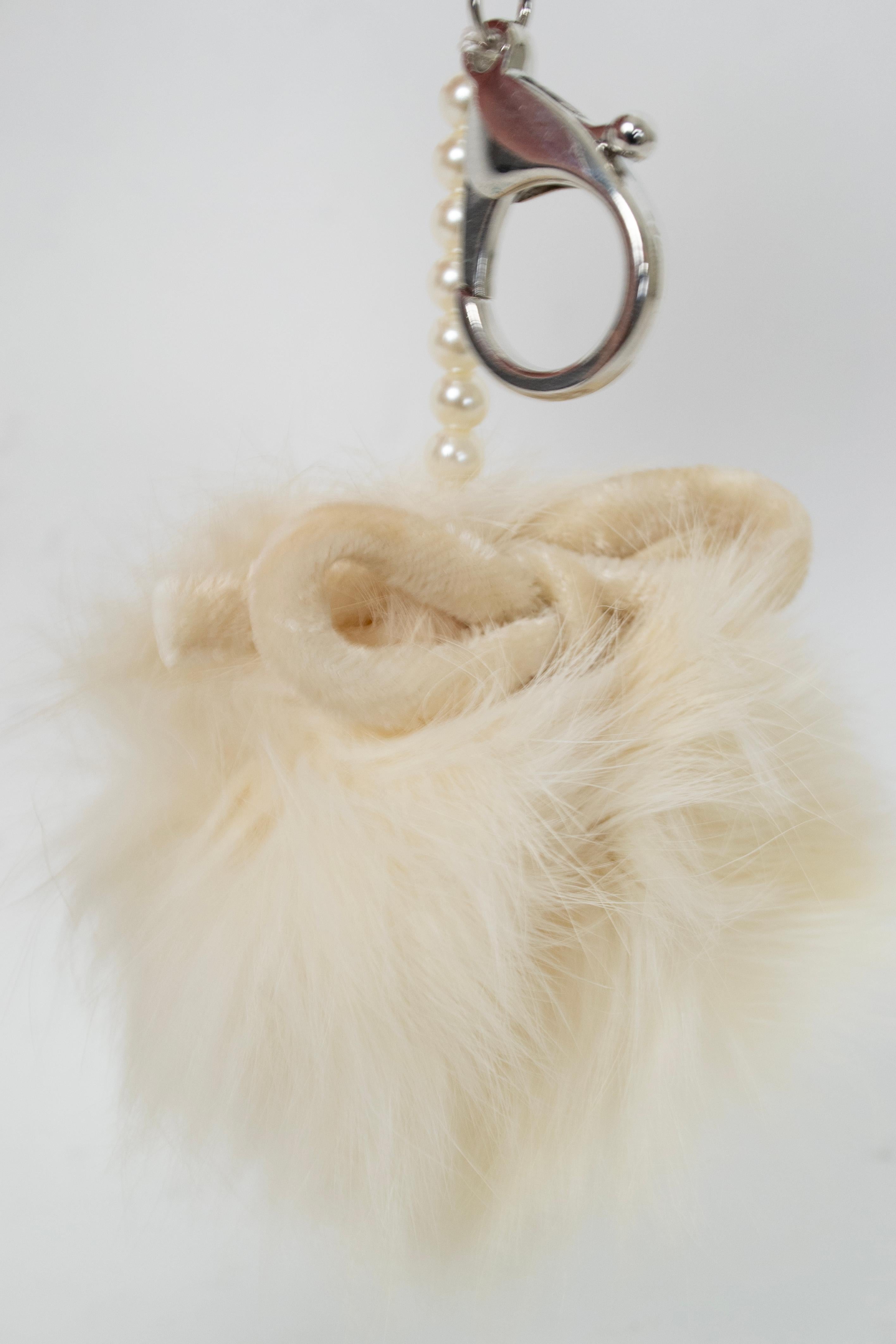 Beige Porte-monnaie ou porte-clés en fourrure de lapin ivoire recyclée, personnalisé en vente