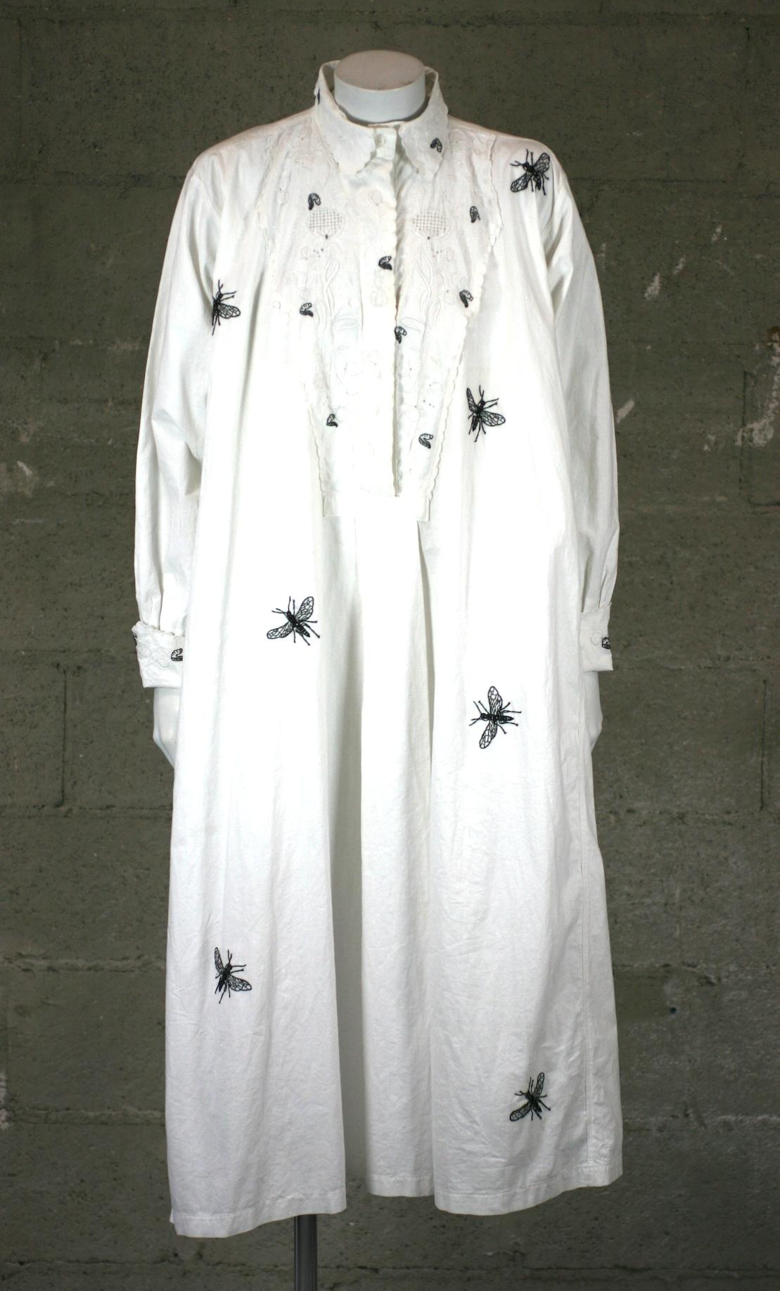 Upcyceltes antikes Baumwoll-Nachtkleid aus dem späten 19. Jahrhundert. In Form eines ausgestellten Hemdkleides mit origineller Stickerei am Kragen und auf der Vorderseite. Das Lätzchen ist mit schönen Mustern aus dem 19. Jahrhundert bestickt und