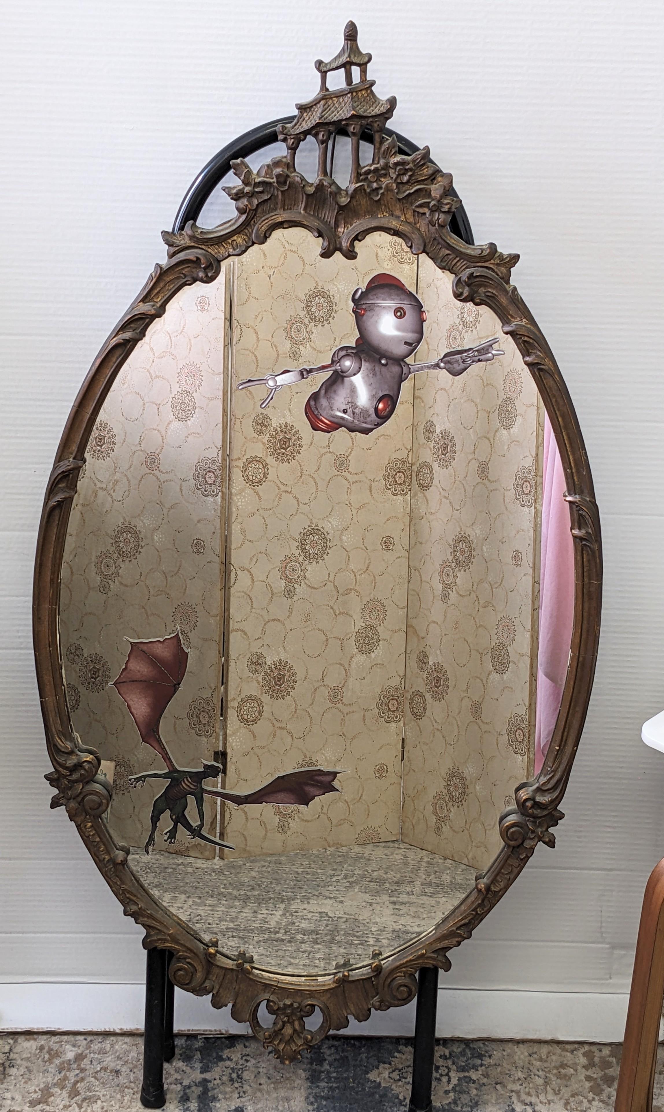 Ausgefallener Upcycelter Spiegel im Chinoiserie-Stil von Studio VL. Wir haben einen ovalen Spiegel aus den 1930er Jahren genommen und ihn mit unseren ausgefallenen Aufklebern kombiniert, darunter ein Drache, der einen fliegenden Roboter jagt.